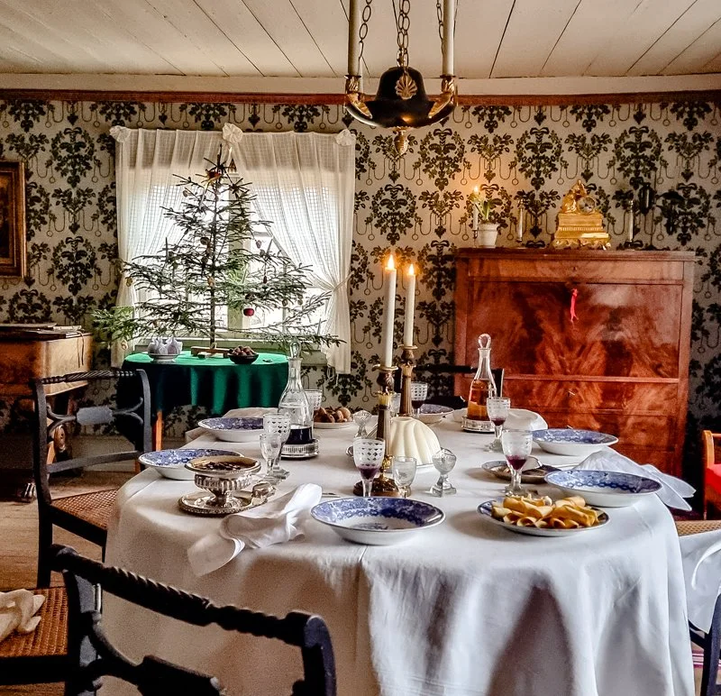 рождественский стол в одном из домиков Скансена.jpg