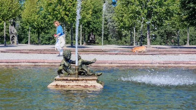 Наследие ЮНЕСКО в Швеции, парки и дворец Дроттнингхольм под Стокгольмом, французский парк фонтаты и посетители с собаками.jpg