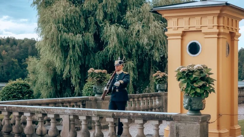 Королевская гвардия у дворца Дроттнингхольм