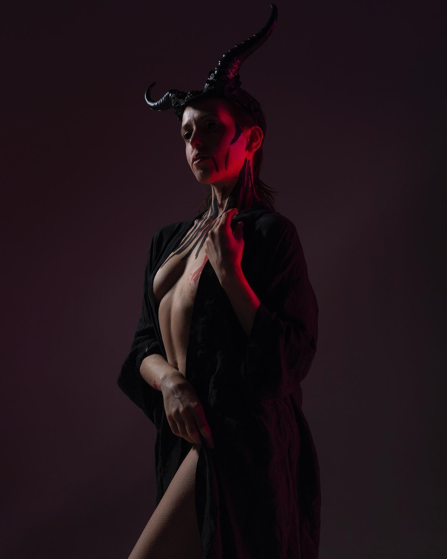 Diabla (pt. 1)
@melancholic_model 

#cosplay #demon #devil #horns #beauty #drape #bodypaint #scleralenses