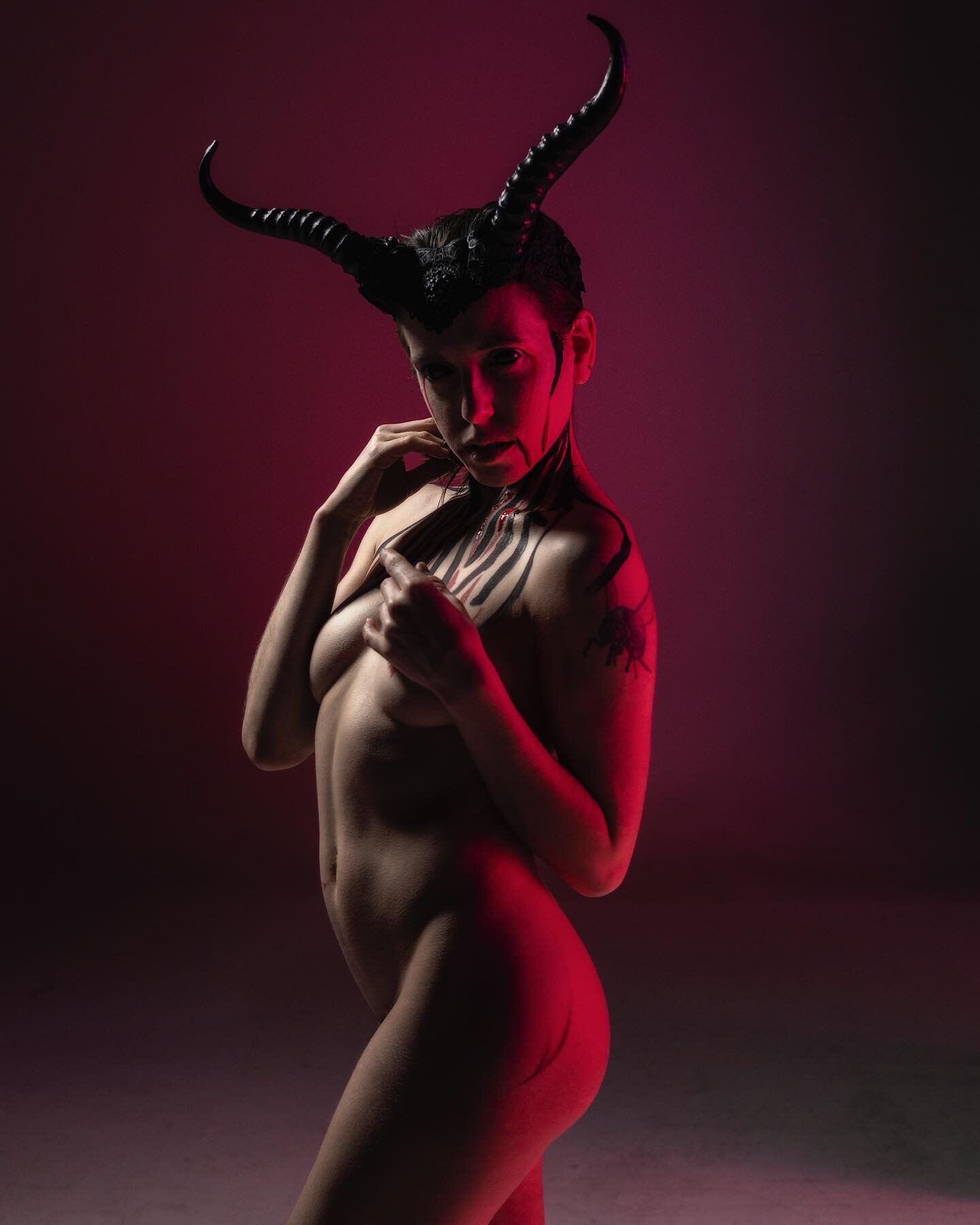 Diabla (pt. 2)
@melancholic_model 

#cosplay #demon #devil #dmvphotographer #implied #bodypaint #horns #scleralenses @moco_queen