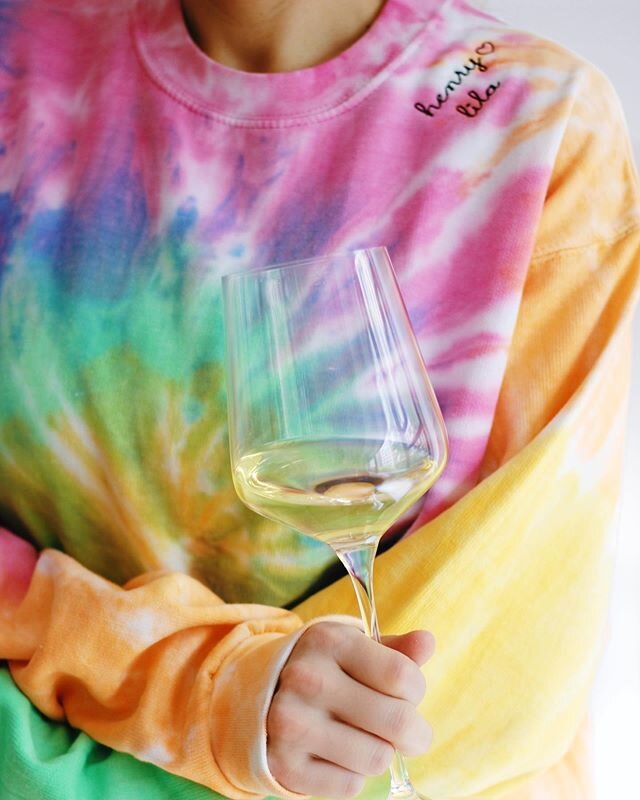 Cheers to the weekend 🌈 Let me hear your weekend plans! 👇🏼