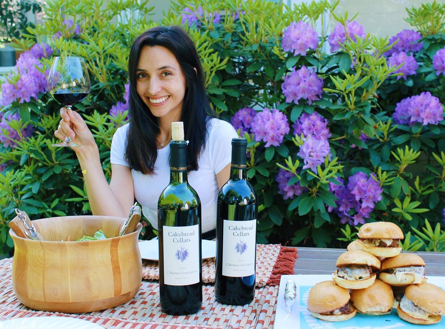 Getting ready for Memorial Day weekend with some casual fare and fancy All-American wine with @cakebreadcellars!🍷 AD
⁠⁠
A classic Napa Valley Cab filled with juicy blackberry, chalky dark chocolate and soft oak. Exquisite to pair with your classic M