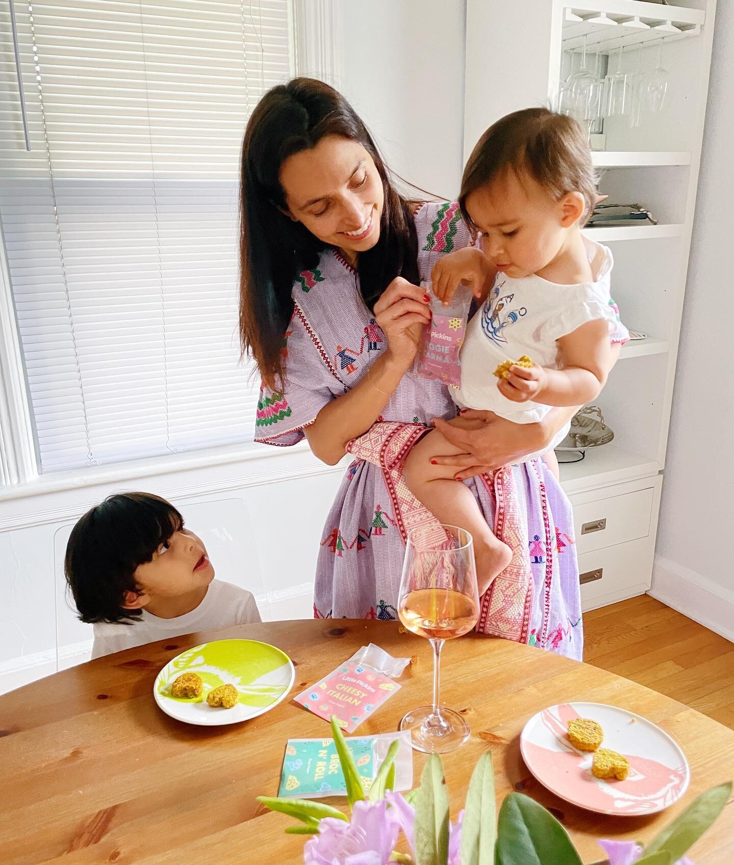Who can resist a good wine + kid snack pairing? Not I!⁠ 
⁠
Picking up where we left off from The &ldquo;Snack Time&rdquo; Playdate, diving into these Little Pickins (@littlepickins) meals/snacks a little deeper because my kids (+ I) can&rsquo;t get e