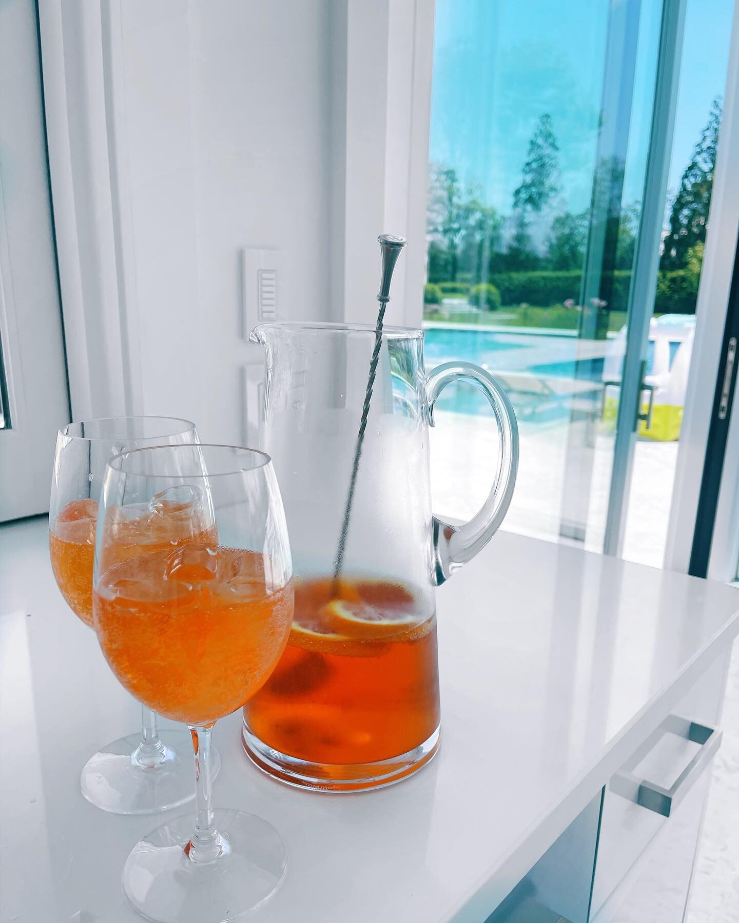 BEAT THE HEAT with a batch worthy Aperol Spritz! Easy, refreshing and always a crowd pleaser. Recipe below (if you really need it 😉) 👇🏼

🥂 BIG-BATCH APEROL SPRITZ 🥂 
 🍊 1 bottle Aperol 
 🍊 1 bottle Prosecco
 🍊 2-3 cups club soda
 🍊 4 cups ic