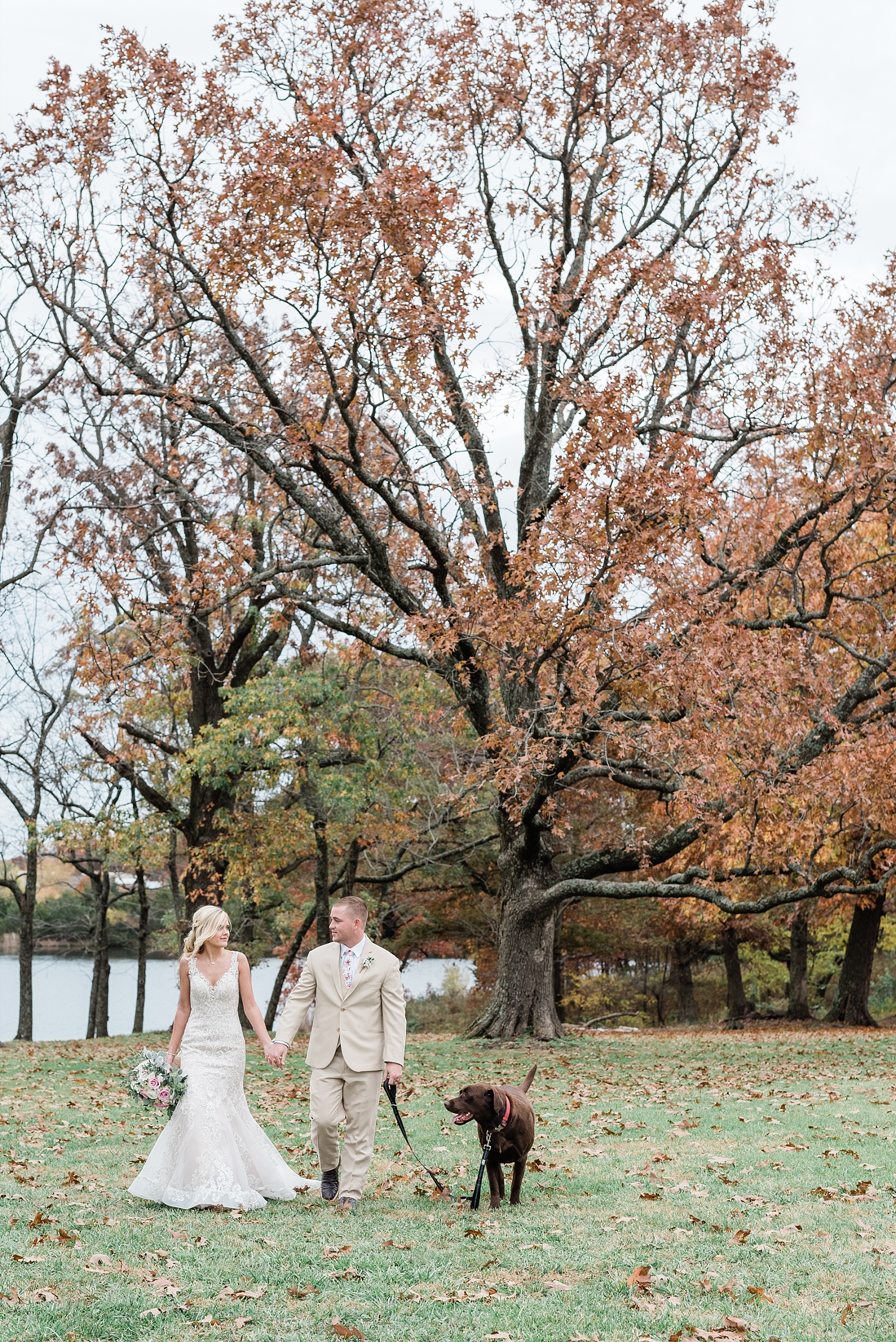 Lakeside Wedding in Fall at Mighty Oak Lodge by Misouri Wedding Photographer Kelsi Kliethermes Photography_0038.jpg