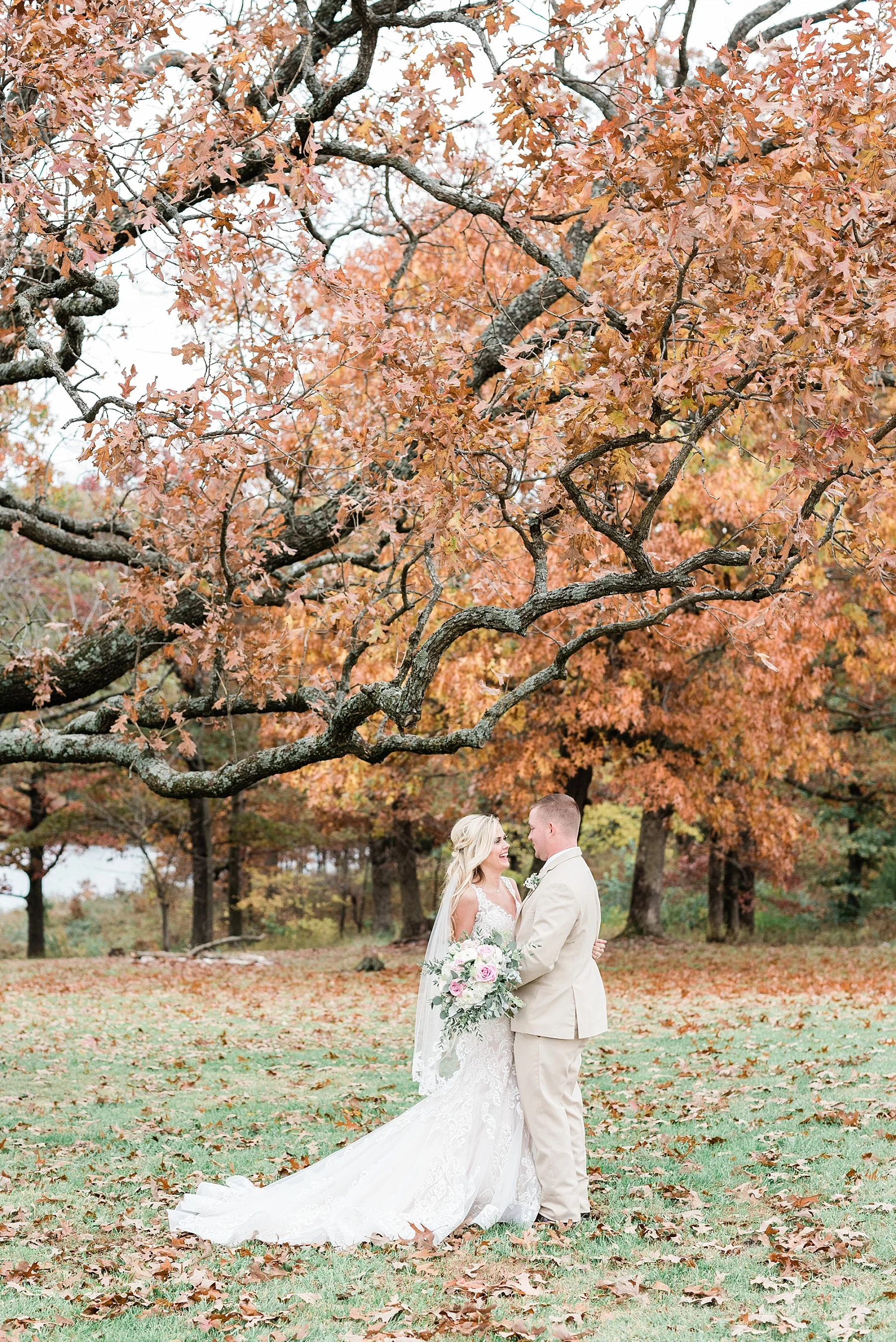 Lakeside Wedding in Fall at Mighty Oak Lodge by Misouri Wedding Photographer Kelsi Kliethermes Photography_0040.jpg