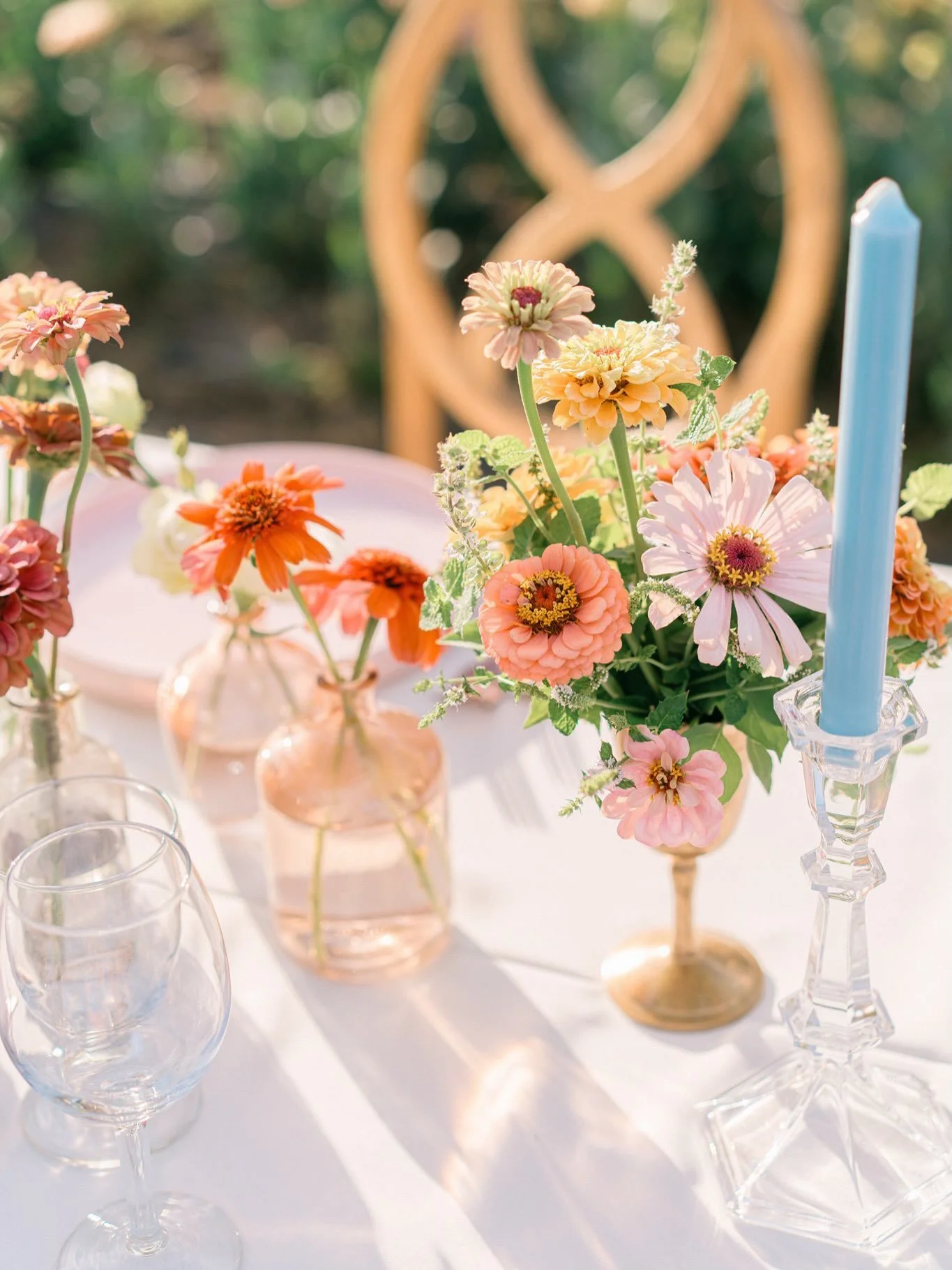 Pastel weddings with pops of bright color will never be lost on me. 

Throwing it back to a styled shoot that I&rsquo;ve never shared before. It was a visual feast!

Photographer: @kelsikliethermes
Cookie cake: @theeversweetbakery
Vintage rentals: @p