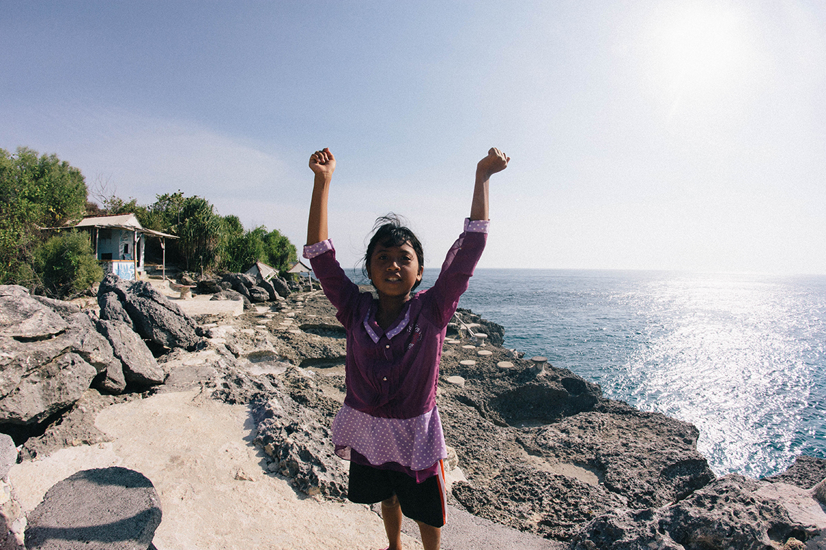 Met this confident girl who took us on an adventure to the cliff jump in the photo below //