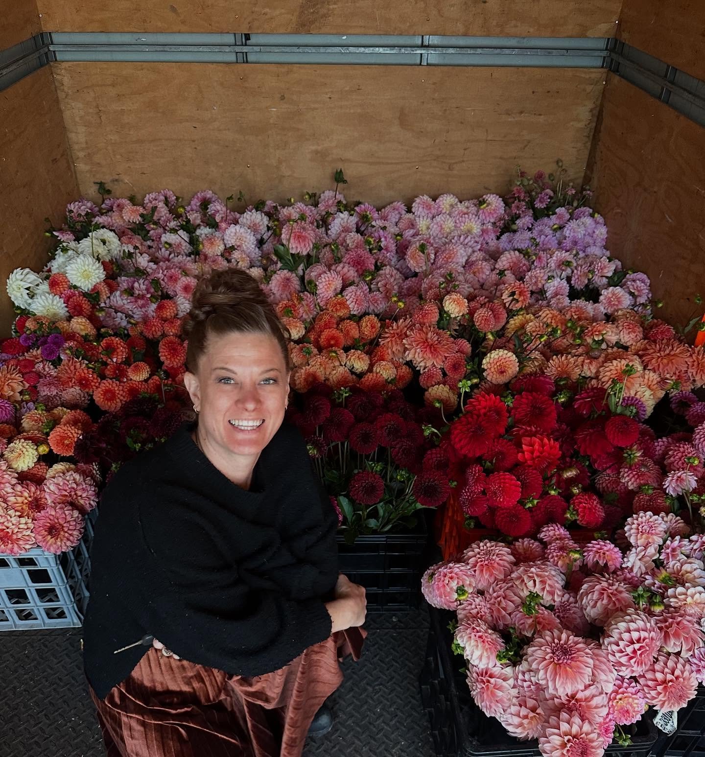 Remember to always thank your growers. Lorelie @florelieseasonalflowers works tirelessly to make all our dahlia dreams come true! She and her team work crazy hours to make sure we get the freshest most incredible stock for our events. We have an amaz