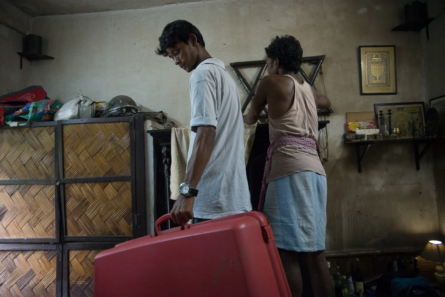 Shalom hires family and other helpers to help him clean out his small two room house that he has filled with collectibles and antiques, most of which he will have to sell or give away.