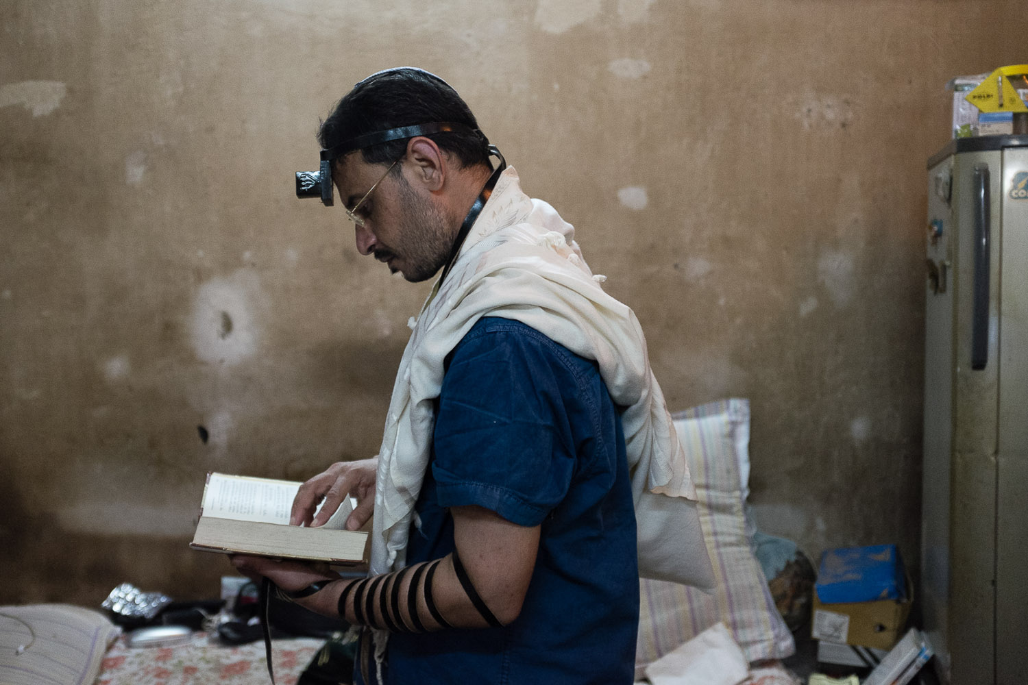  Shalom Israel lives in Calcutta, but he is immigrating to Israel. He tries to pray every day. Sometimes it doesn't happen before noon, "like it should", he says, but he makes an effort. 