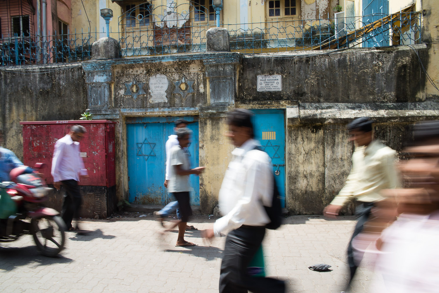  The Shaare Rahamim Synagogue in Mumbai is the oldest synagogue in the city, built in 1796. It is not as oft-frequented as others in the city, but worshippers occasionally come by for certain services. 