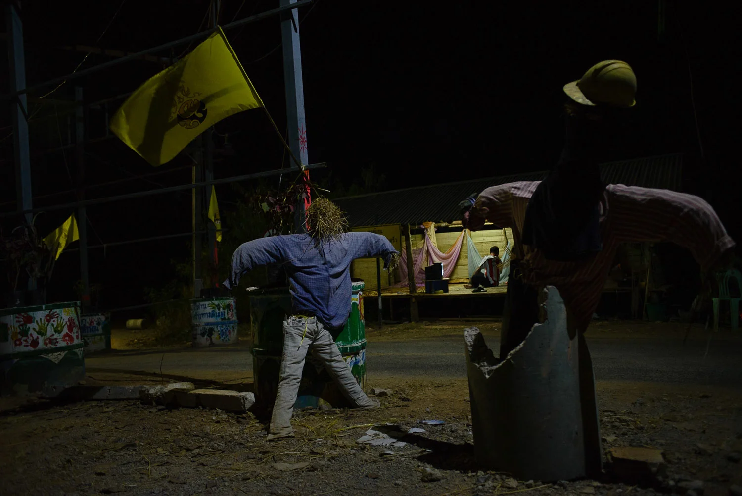 Villagers in Na Nong Bong have created a road block which blocks Tungkum Ltd from carrying its products from the gold mine across to its factory. Volunteers (and scarecrows) from the villages guard the road block day and night.