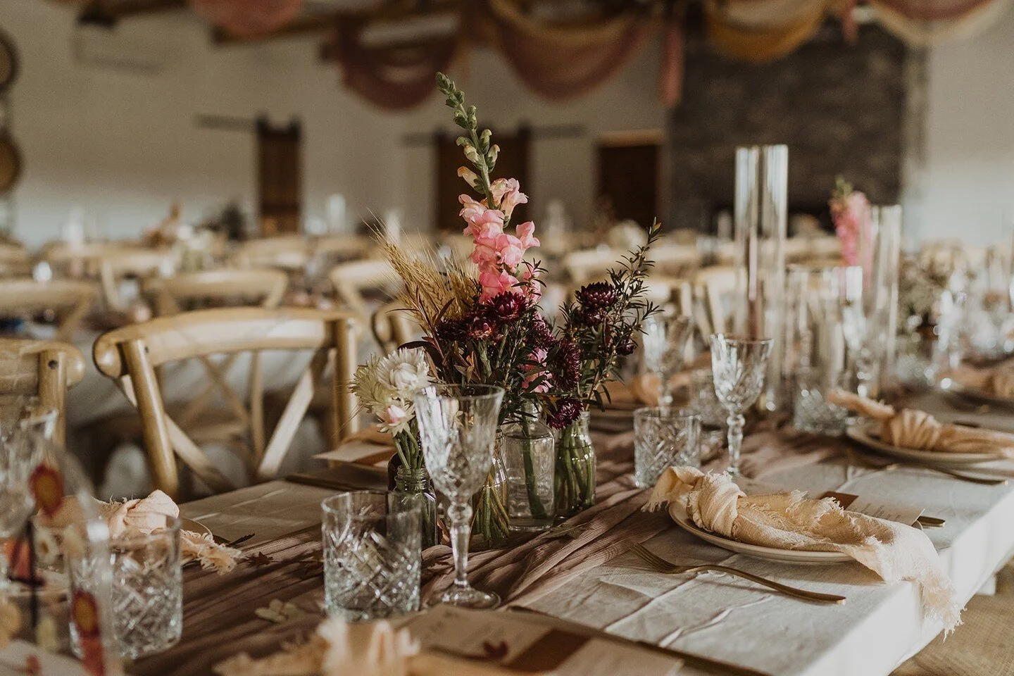 Love these soft hues styled by @elderberryevents β¨
π· @georgiaverrells
*
*
*
#theburroweventspace #daylesfordmacedonwedding #bohemianwedding #trianglearbour #arbour #groom #bride #brideandgroom #festoonlights #festivalwedding #hipsterwedding #dayles
