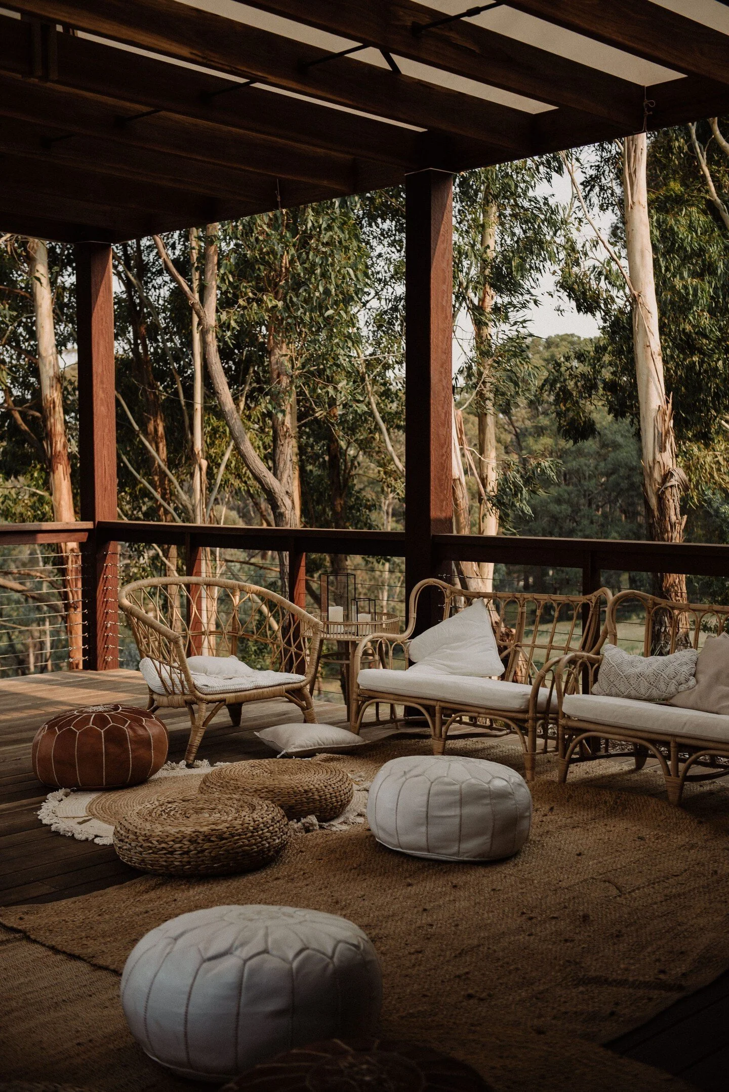 The deck with our outdoor lounge furniture lookingπ€πΌ
π· @shetakespictureshemakesfilms
*
*
*
#theburroweventspace #daylesfordmacedonwedding #bohemianwedding #trianglearbour #arbour #groom #bride #brideandgroom #festoonlights #festivalwedding #hipst
