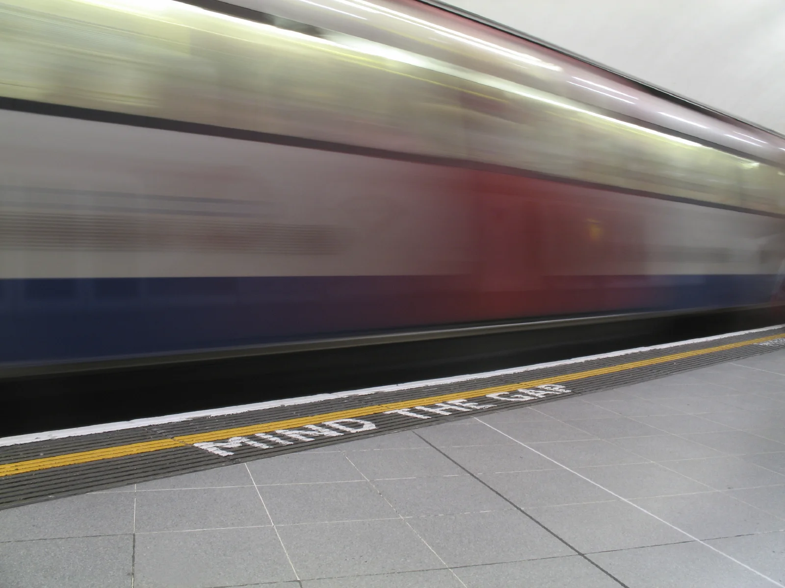 Mind the gap! Hva skal vi gjøre med det som skjer mellom musikken i en skolekonsert? 