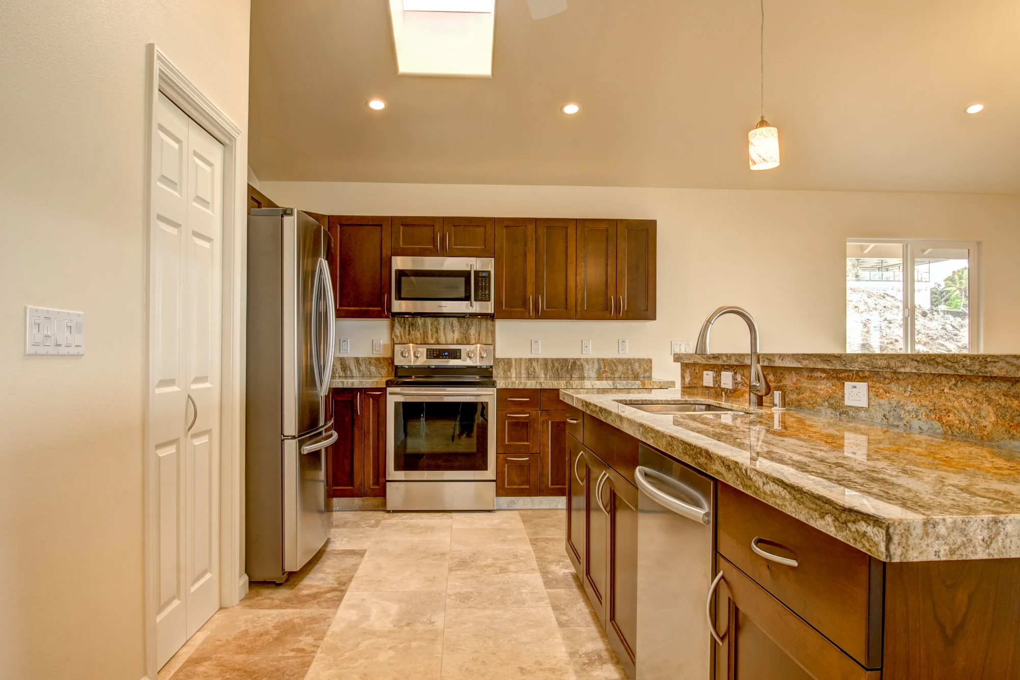 Kitchen - g ranite countertops with bar area & skylight providing plenty of natural lighting