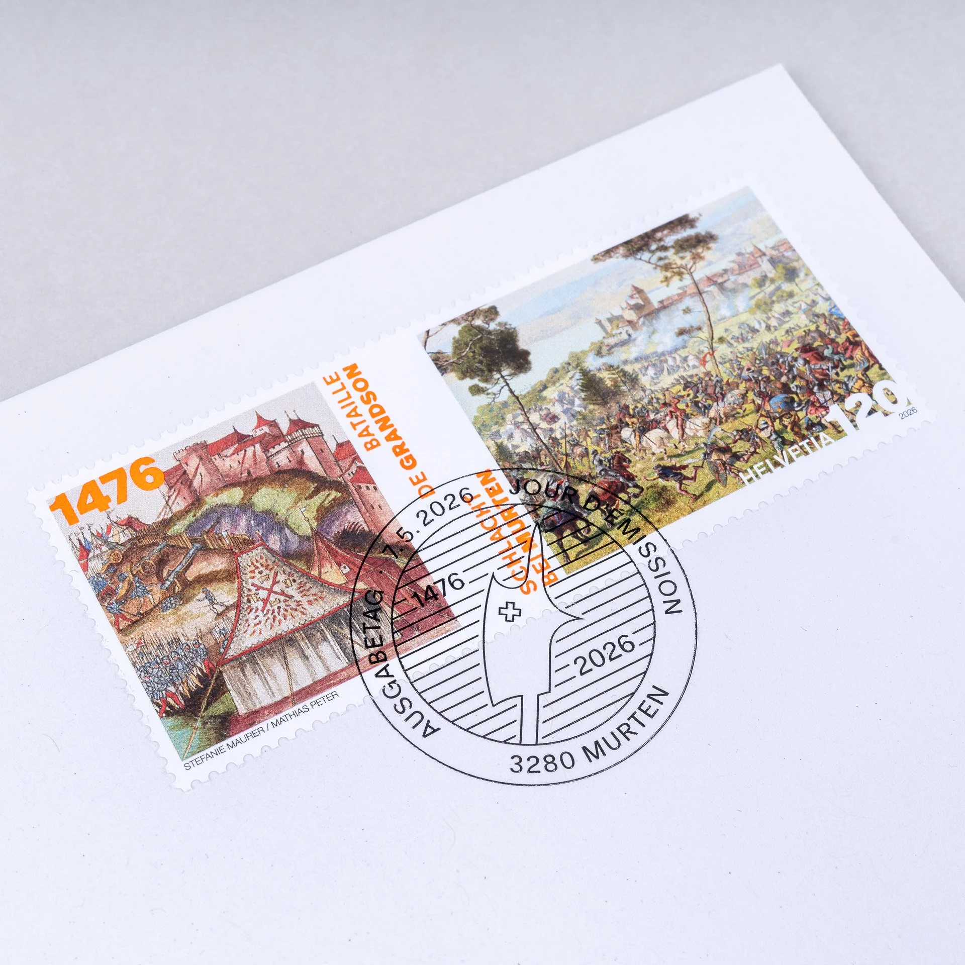 Sondermarke auf Umschlag mit Entwertungsstempel und leuchtend oranger Beschriftung.