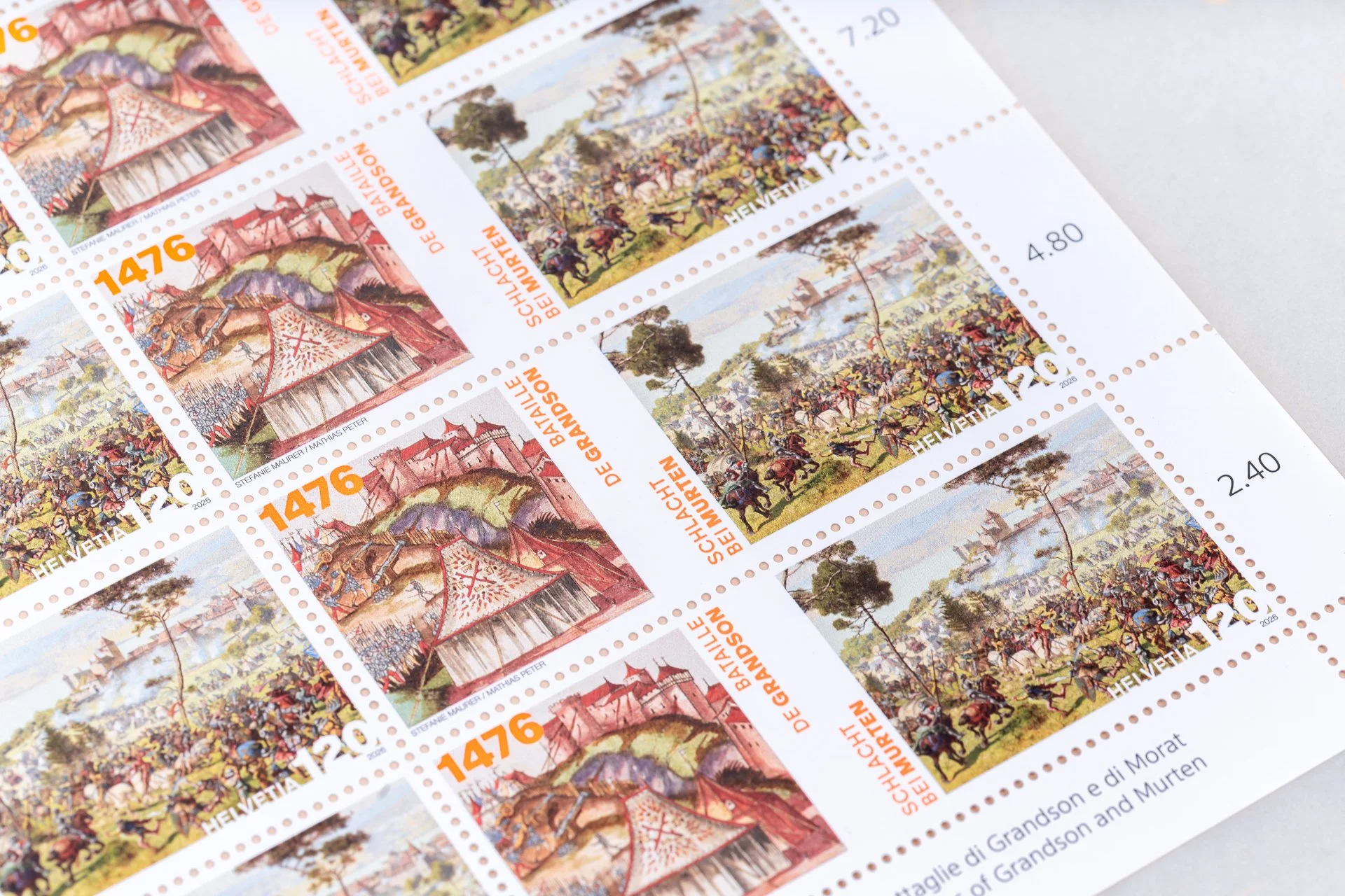 Briefmarkenbogen der Sondermarke «550 Jahre Schlachten bei Grandson und Murten» mit historischen Motiven und orangefarbener Typografie.