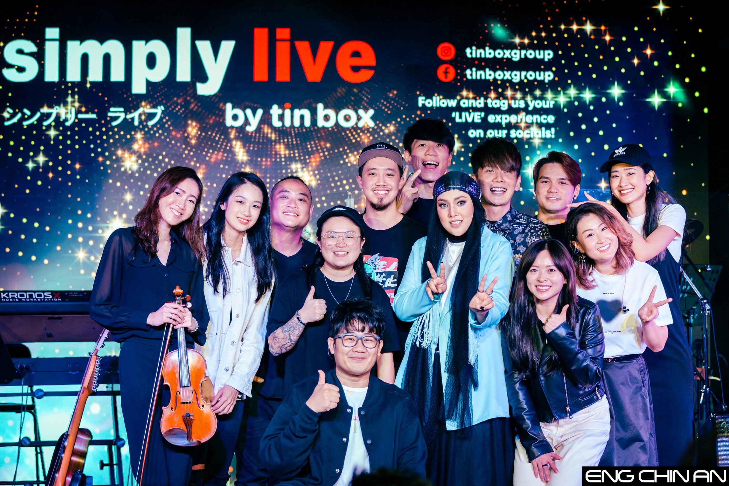 Shila Amzah with the resident band @ Simply Live by Tin Box