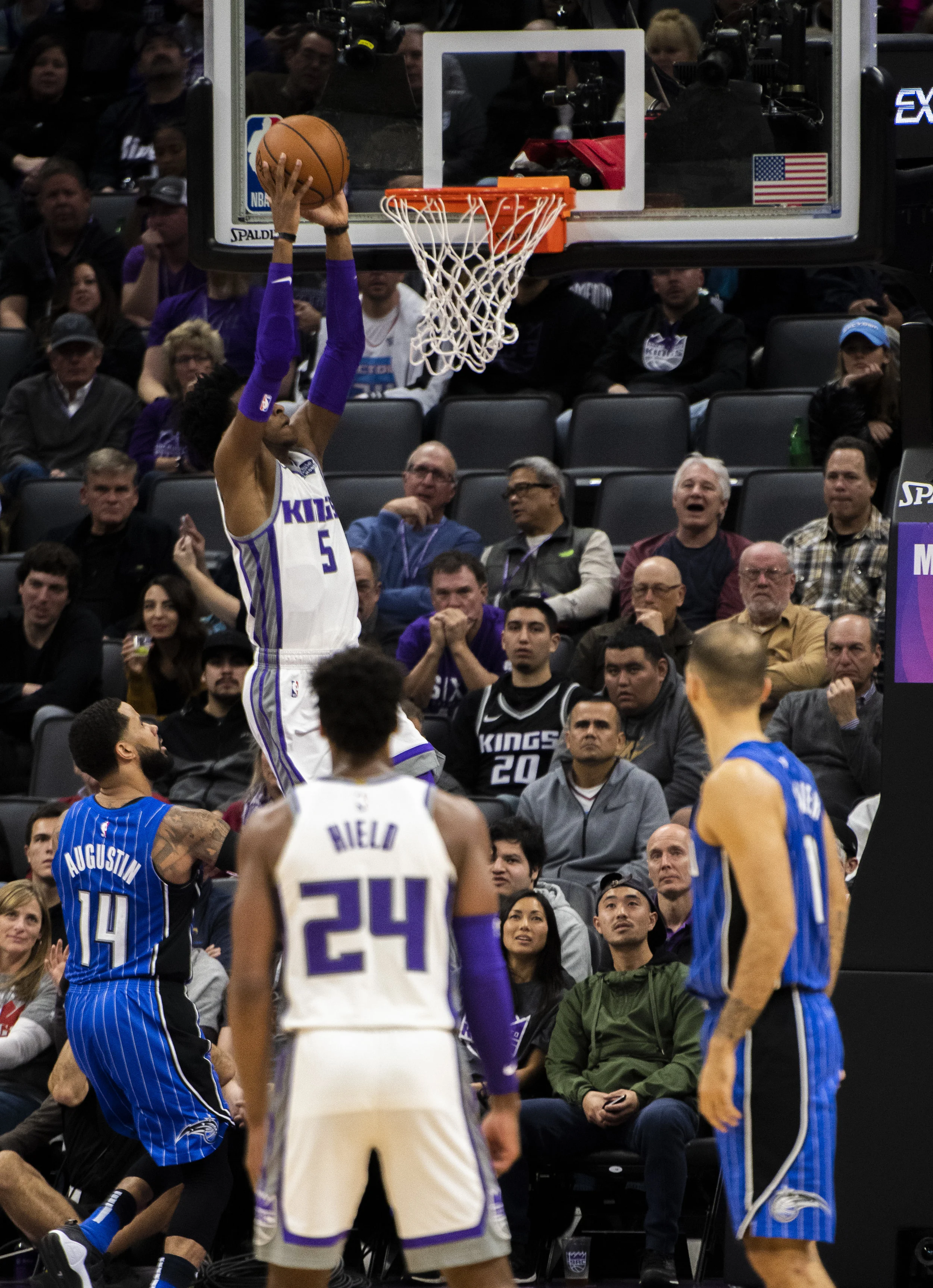 De’Aaron Fox scored a game-high 20 points as he went 9-of-14 from the field to go with a career-high tying five steals, which also ties the most by a Kings player this season (Fox had five steals on 12/21 vs.Memphis).