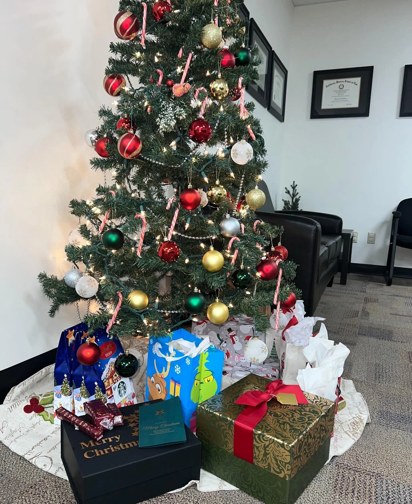 Happy Holidays from all of us to you! 🎄✨
&iexcl;Felices Fiestas de parte de todo nuestro equipo!
Wishing you and your loved ones peace, joy, and prosperity this season.
#ImmigrationLawyer #HappyHolidays #SeasonOfGiving #felicesfiestas