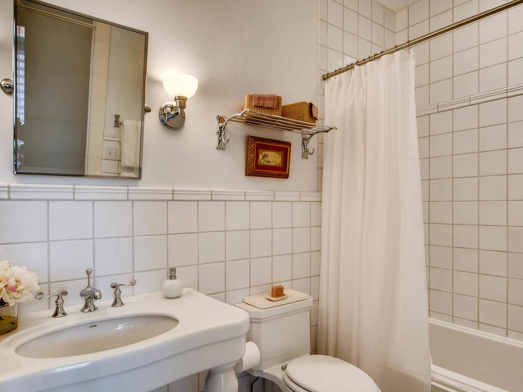 531 S 10th St Minneapolis MN-MLS_Size-028-21-2nd Floor Bathroom-1024x768-72dpi.jpg