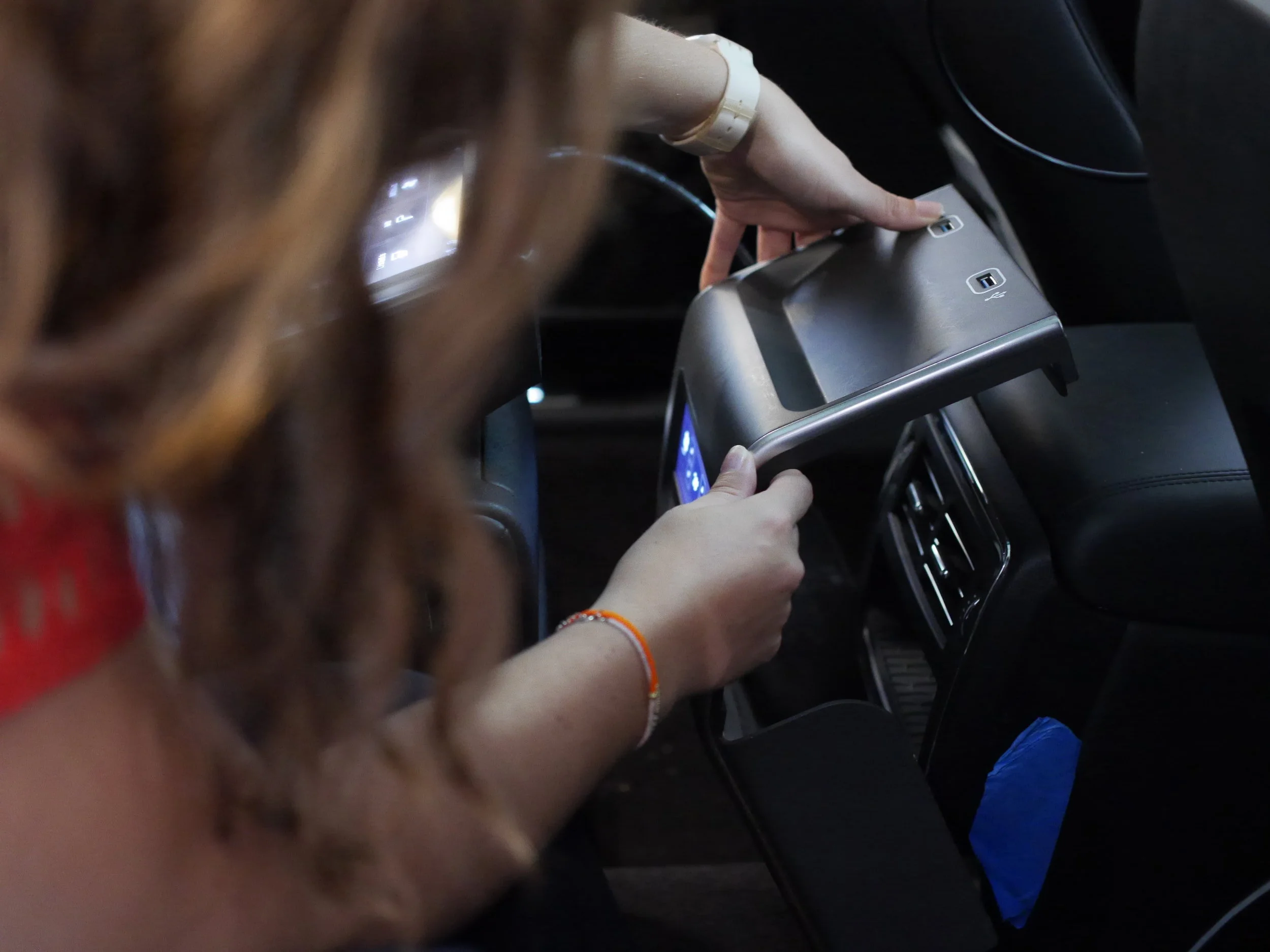 Installing the center console overlay