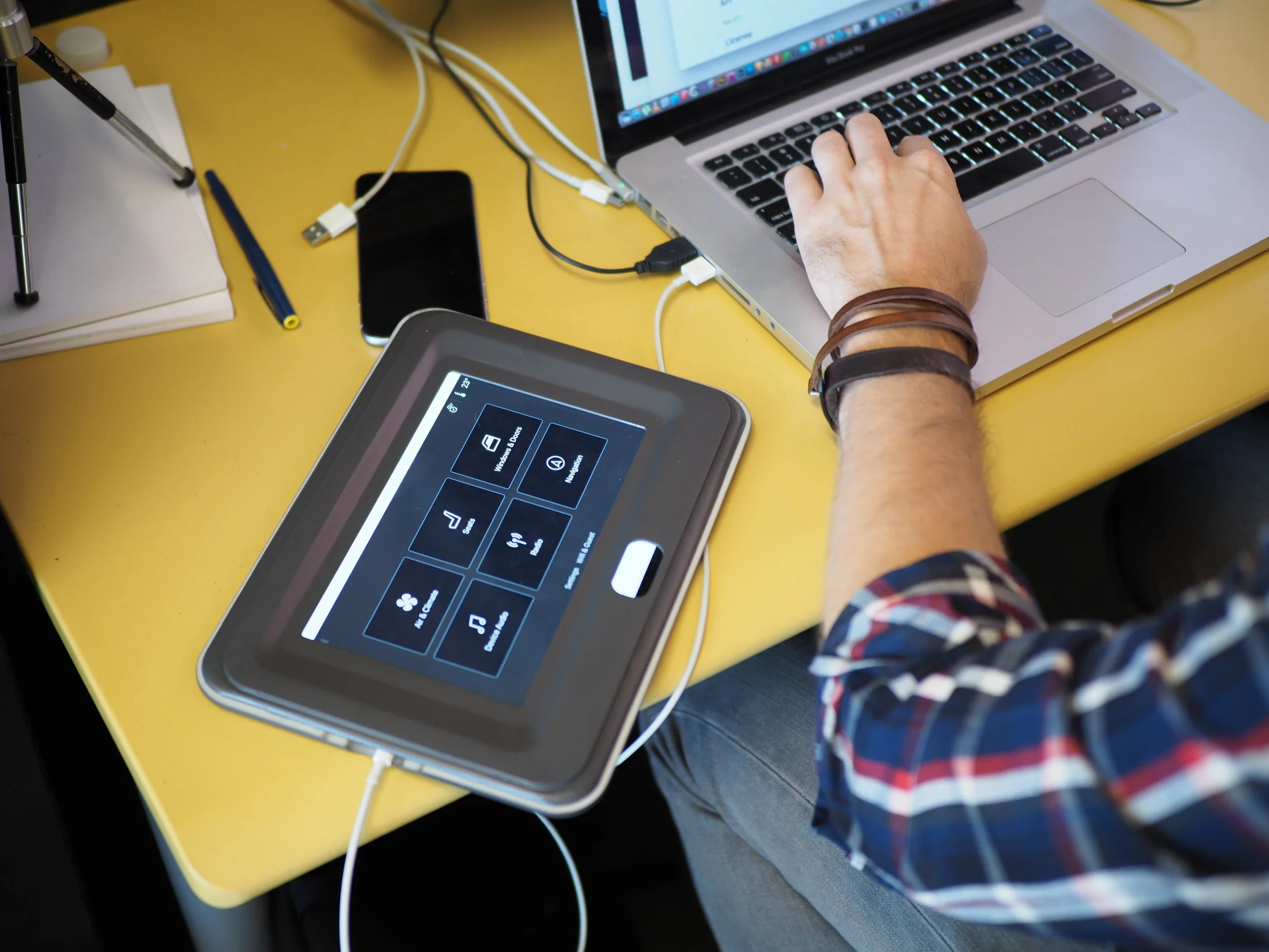 Positioning the app window to fit the enclosure