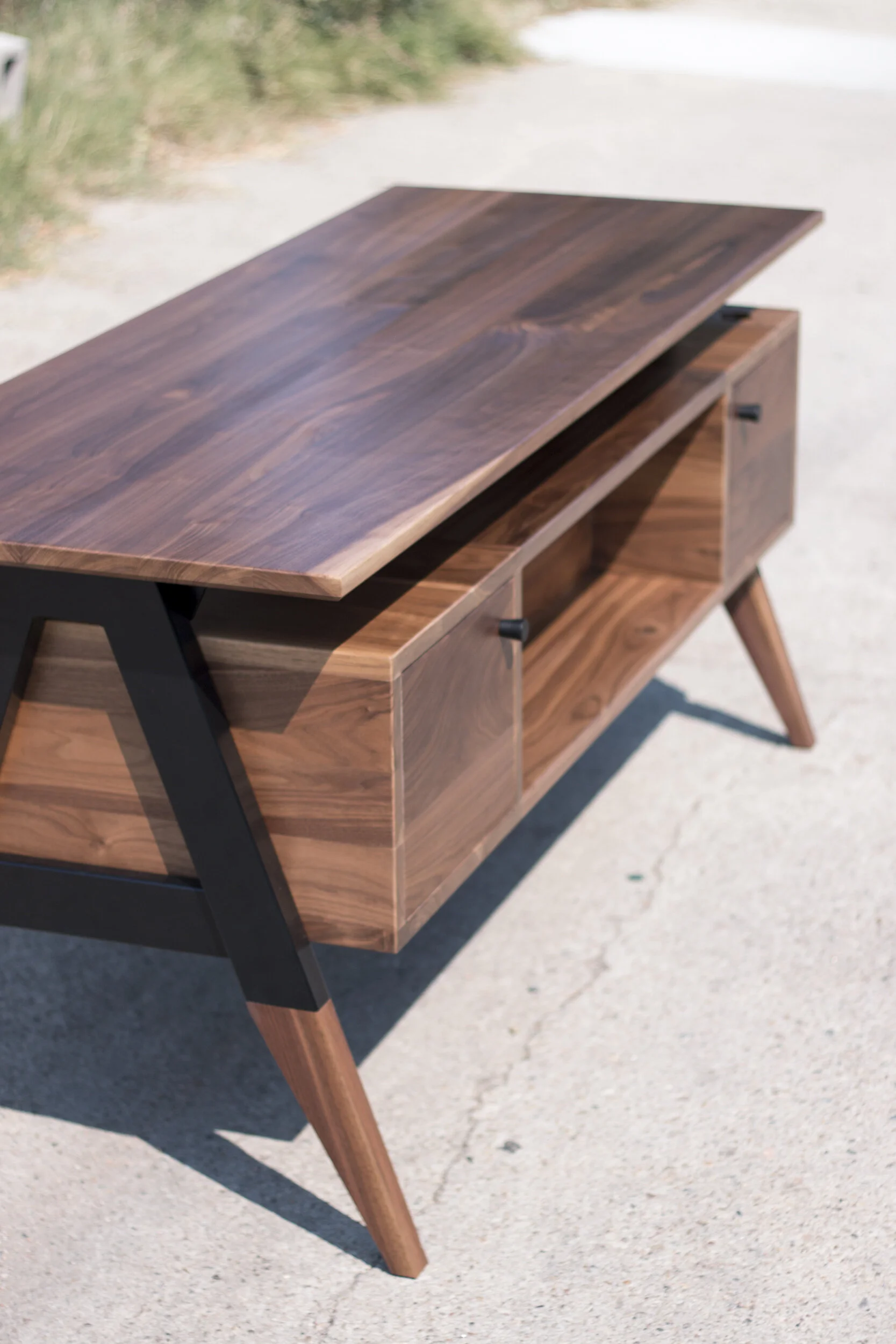 Eric_WalnutDesk_Vertical_4.jpg