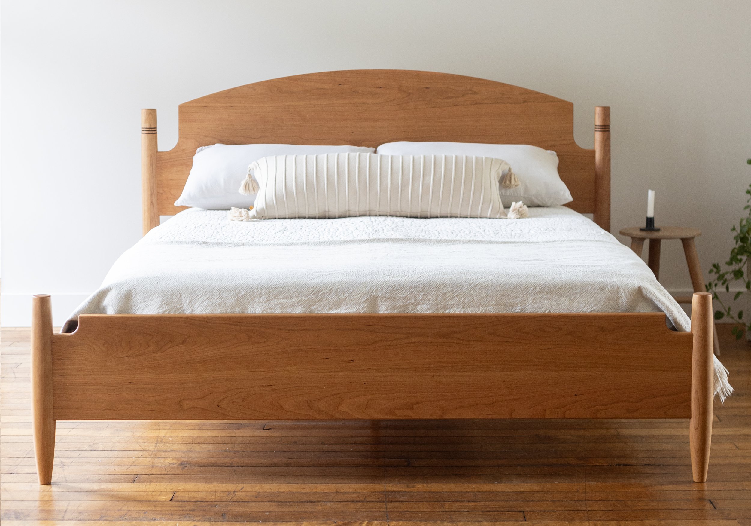 NewCollarGoods_TipladyBed_Cherry_B.jpg