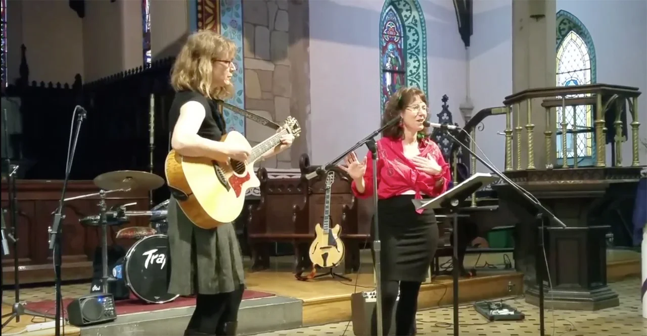 Singer Lissa Sarno Welles, accompanied by Chrissy Roberts on guitar. 
