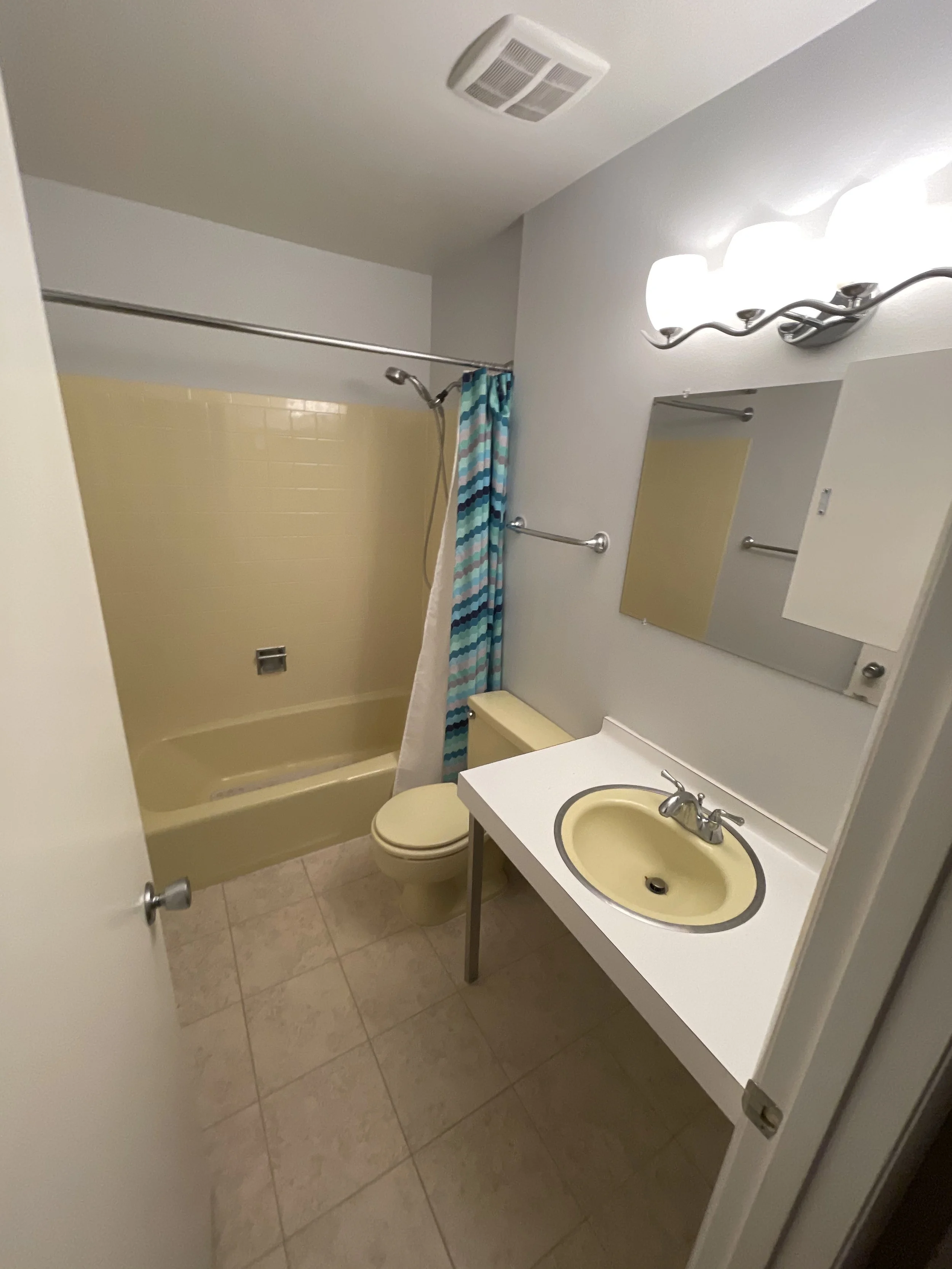 Reston hall bath before getoek.jpeg