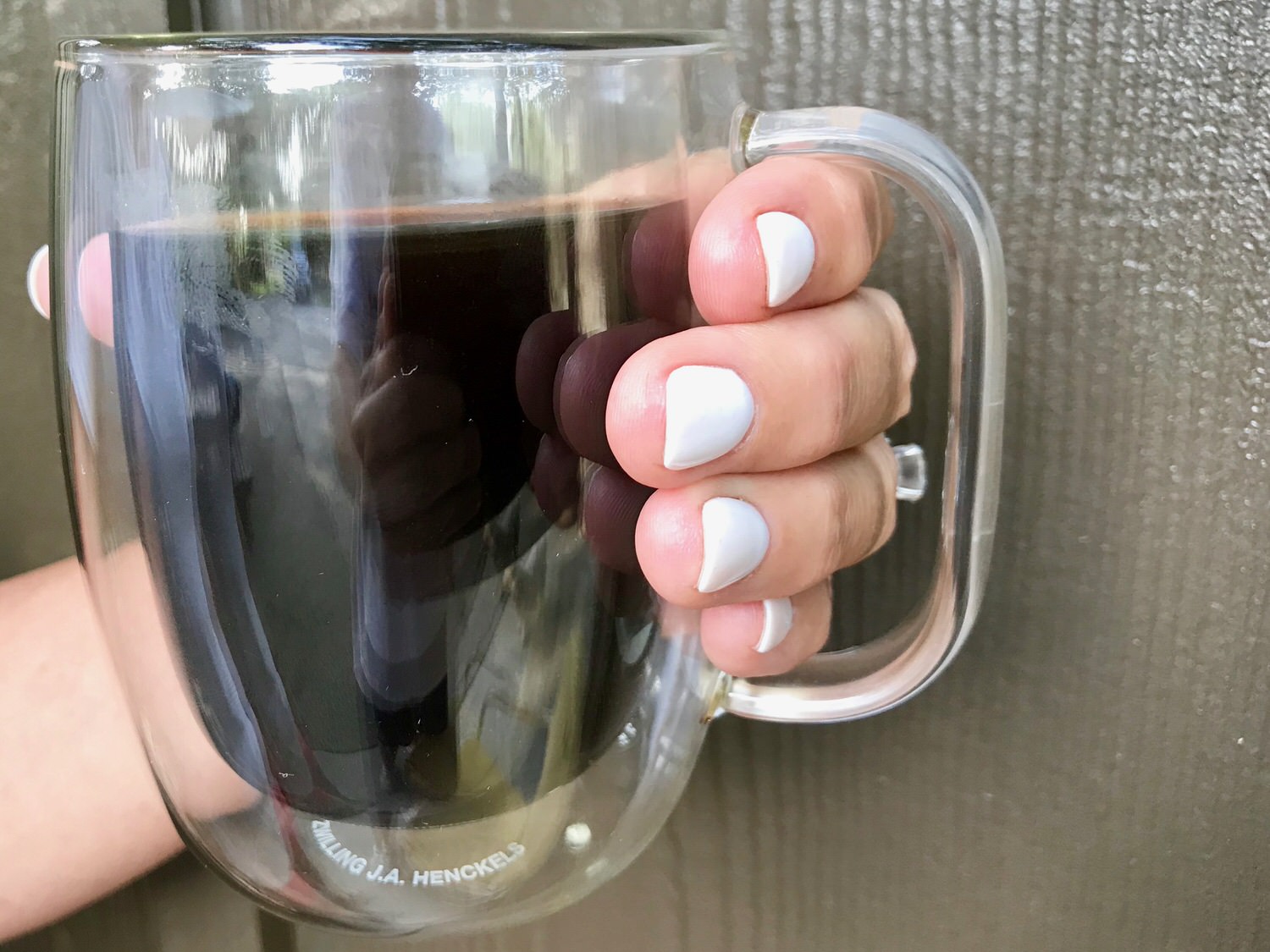 The easy to grip borosilicate glass on the ZWILLING J.A. Henckels 12 oz coffee mug provides a secure hold