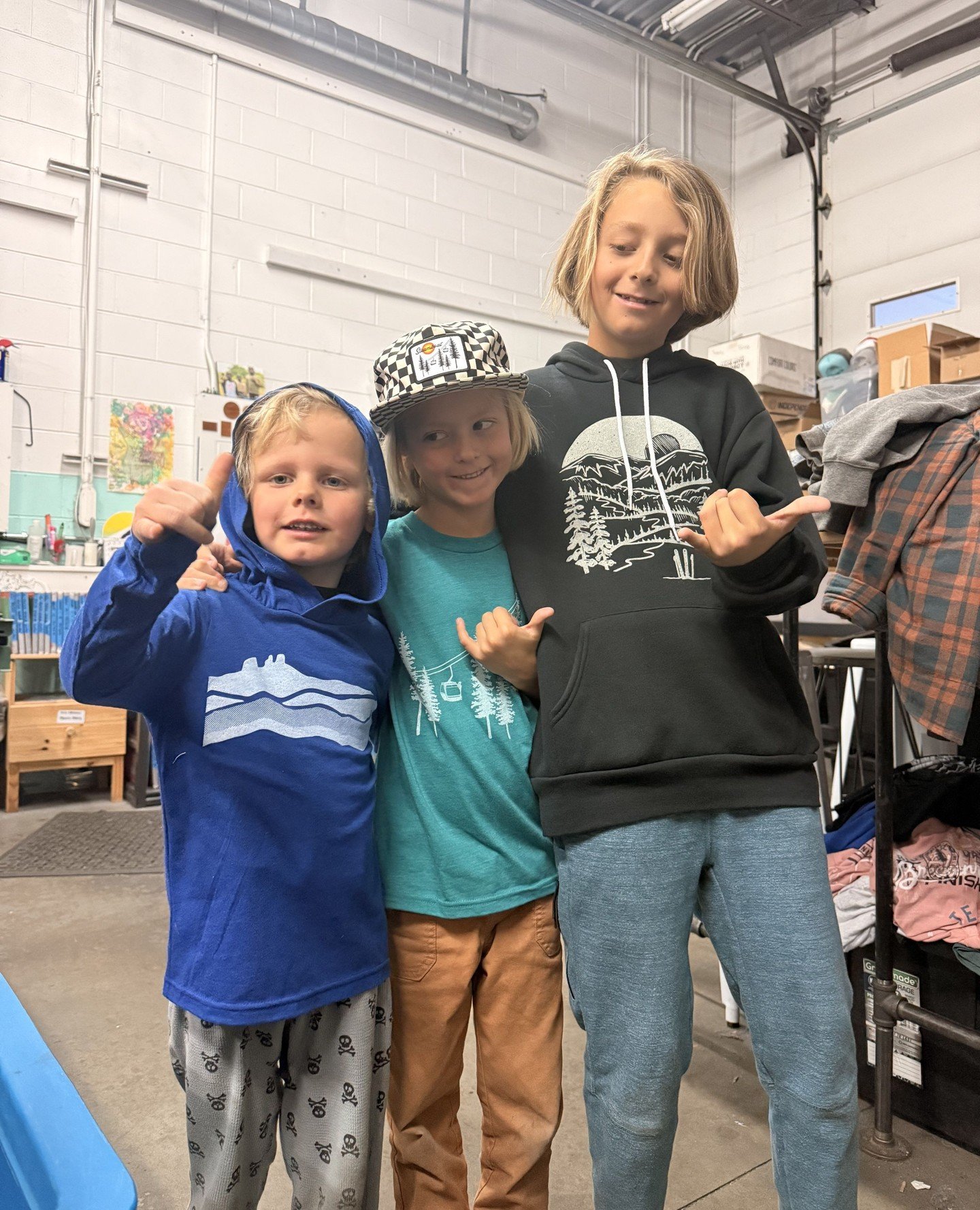 We love sharing the joy of printing Ohana designs with friends! 🥰🏔️🌊 // Here's a behind-the-scenes look from a recent field trip to the print shop. ⁠
⁠
Drop by our Steamboat or Breck shops - or hit the link in bio - to grab a hand-printed design f