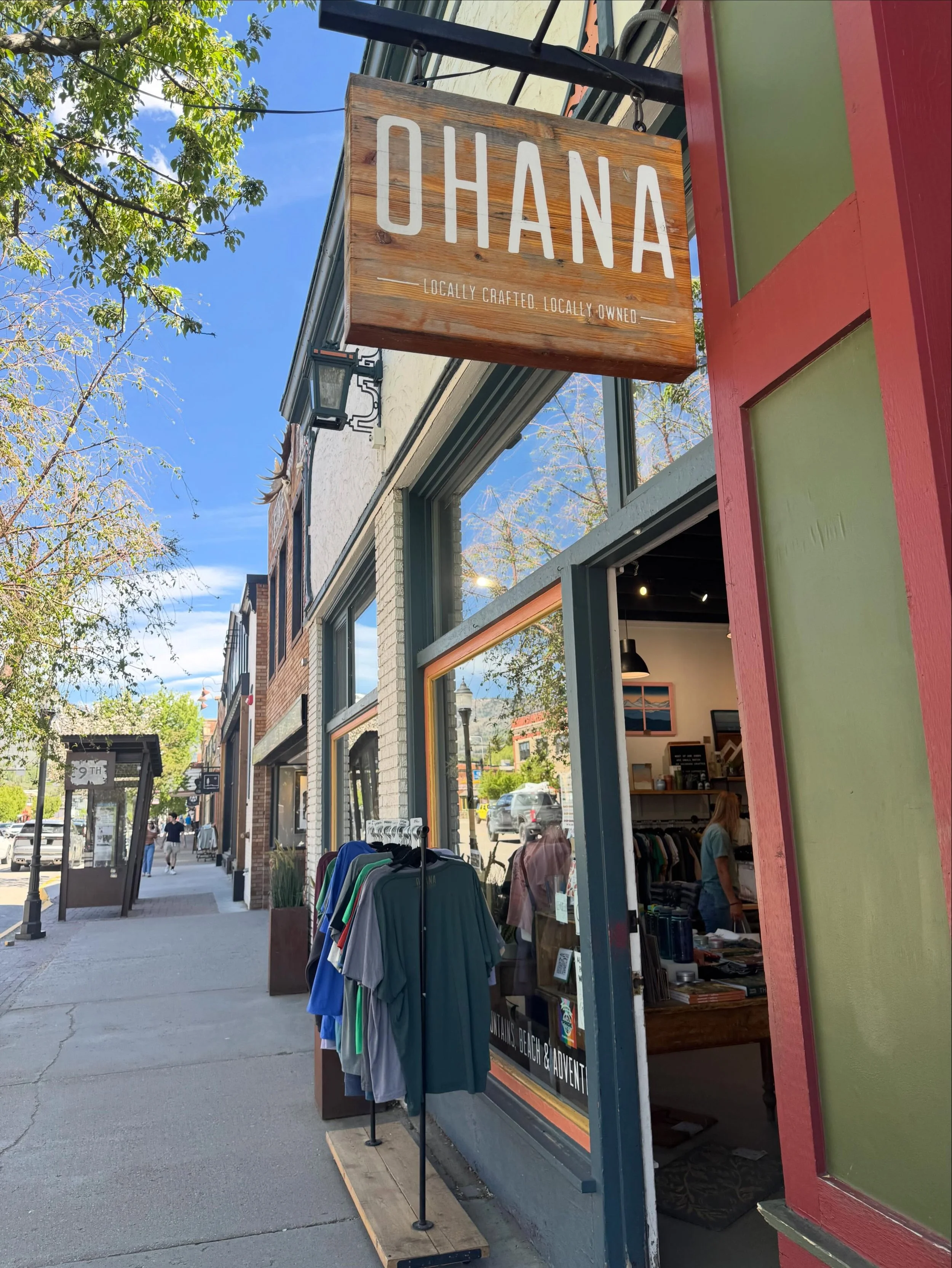 It&rsquo;s full on Spring at the shop // inside + out! 🌸
Hope to see you this weekend! 
-
-
-