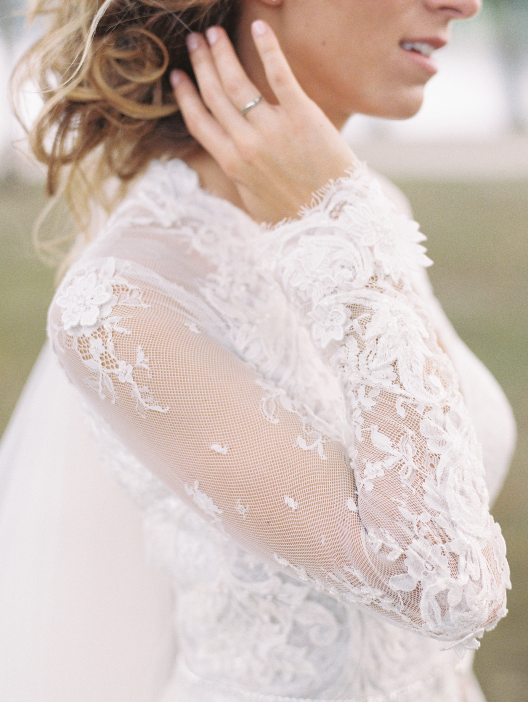 Photography: Lisa Ziesing with Abby Jiu Photography | Planning & Styling: Lauryn Prattes Styling and Events | Handmade Paper & Calligraphy: Spurlé Gul Studio | Gown: Berta Bridal
