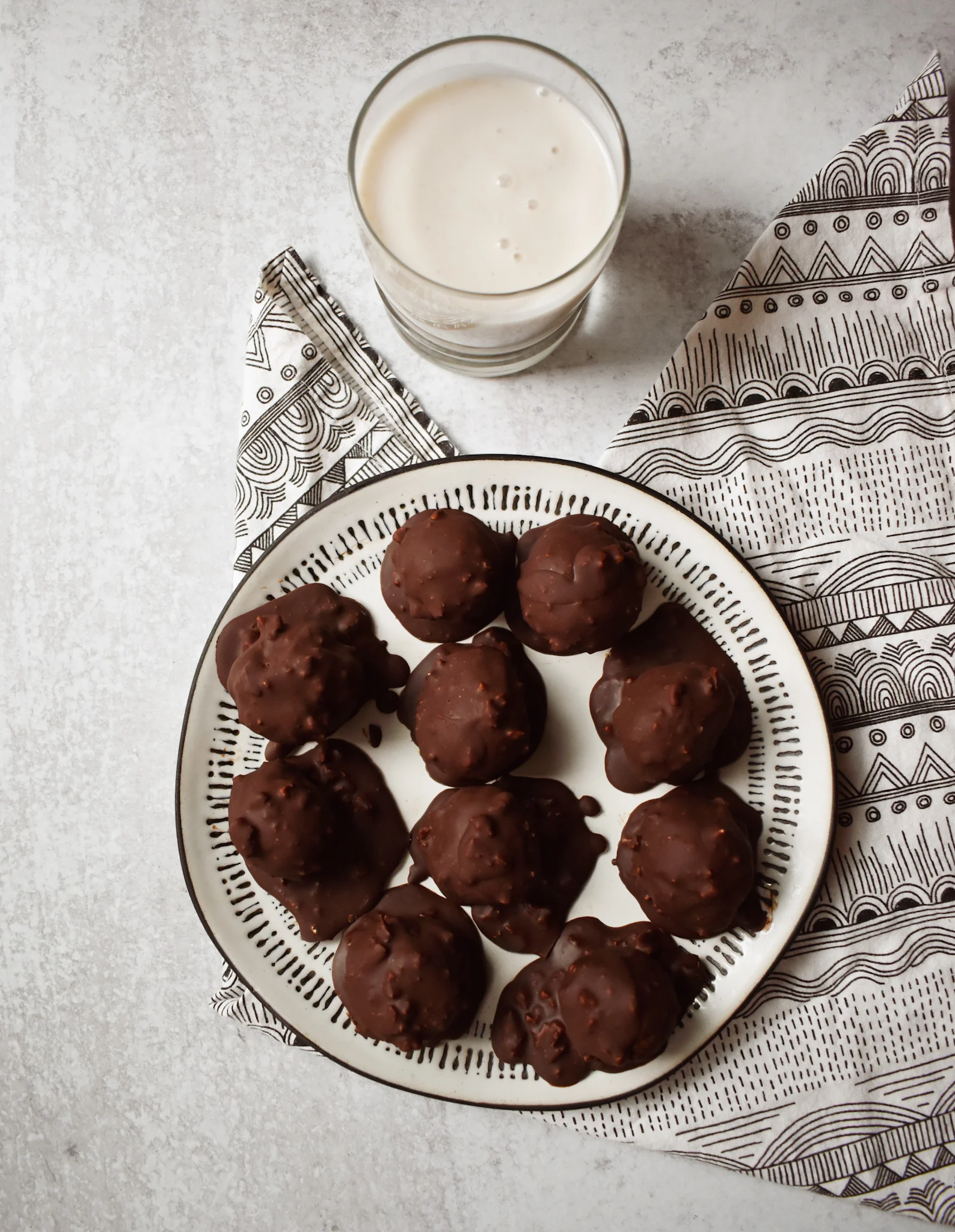 oatmealcreampiechocolatebiteswithmilk.jpeg