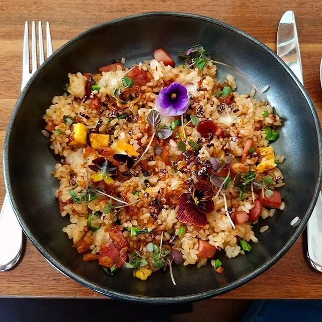 Nothing says comfort like a bowl of spam fried rice 🌺😋. We have gift cards to enable a loved one to eat some of this goodness (and other goodies like Sous Vide meals and aprons) now available on our website! 
Mahalo for the photo @luvsbeerndonuts