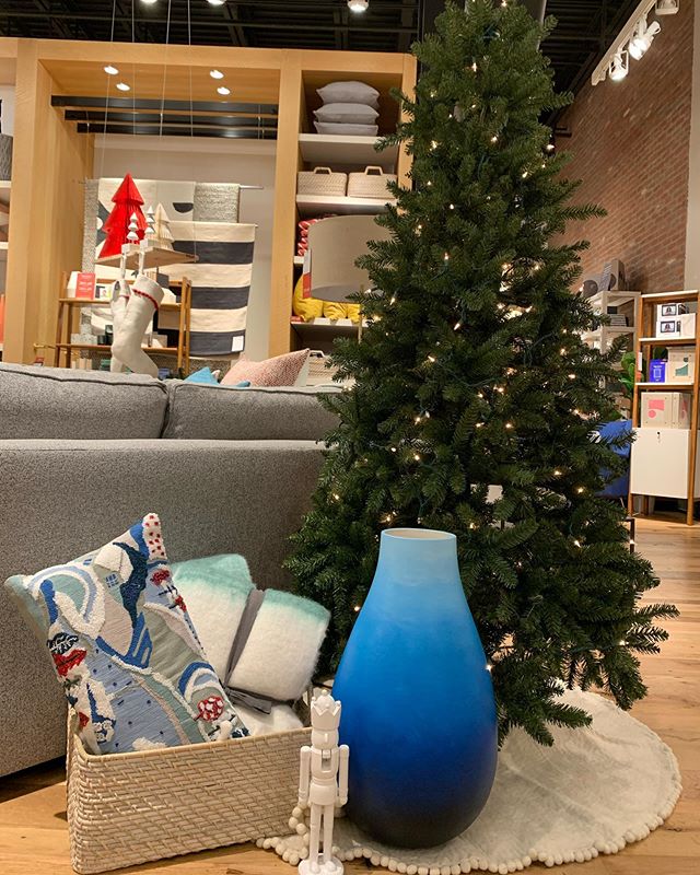 Just dropped off the vase at West Elm @westelm_baystn Looks so festive and fits right in! Hand painted ombr&eacute; vase is up for auction on Saturday and all proceeds go to support @stjude ❤️
.
.
.
.
.
.
.
.
.
.
#art #artist #artwork #ombre #ombrear