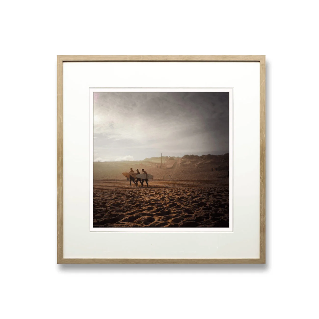 Drei Surfer am Strand