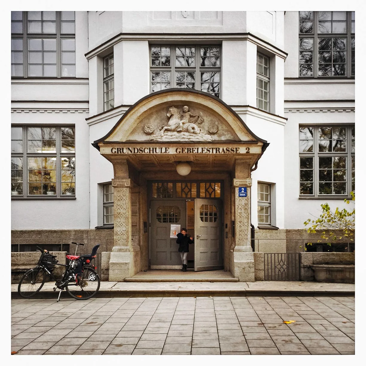 Haupteingang · Fotografie · Festschrift 100 Jahre Gebeleschule München (Copy)