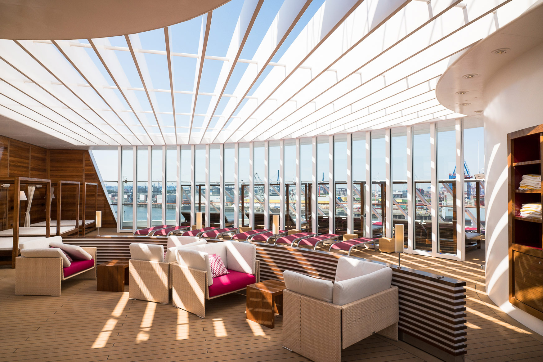 Wellness 4 Elements · Aida Prima mit Blick auf Hamburg