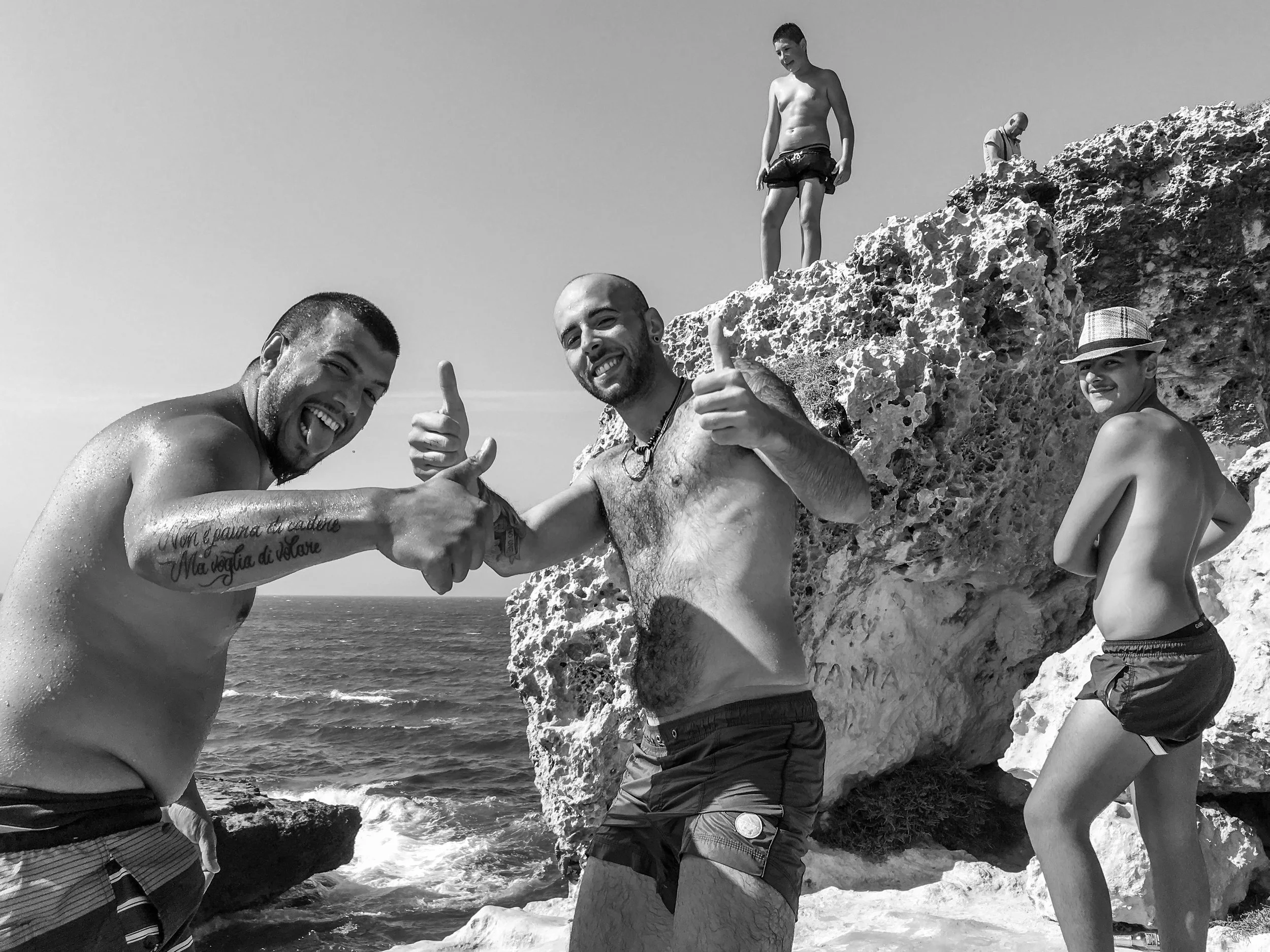 Raggazzi Cliffdivers · Grotta della Poesia, Rocha Vecchia · Salento, Puglia