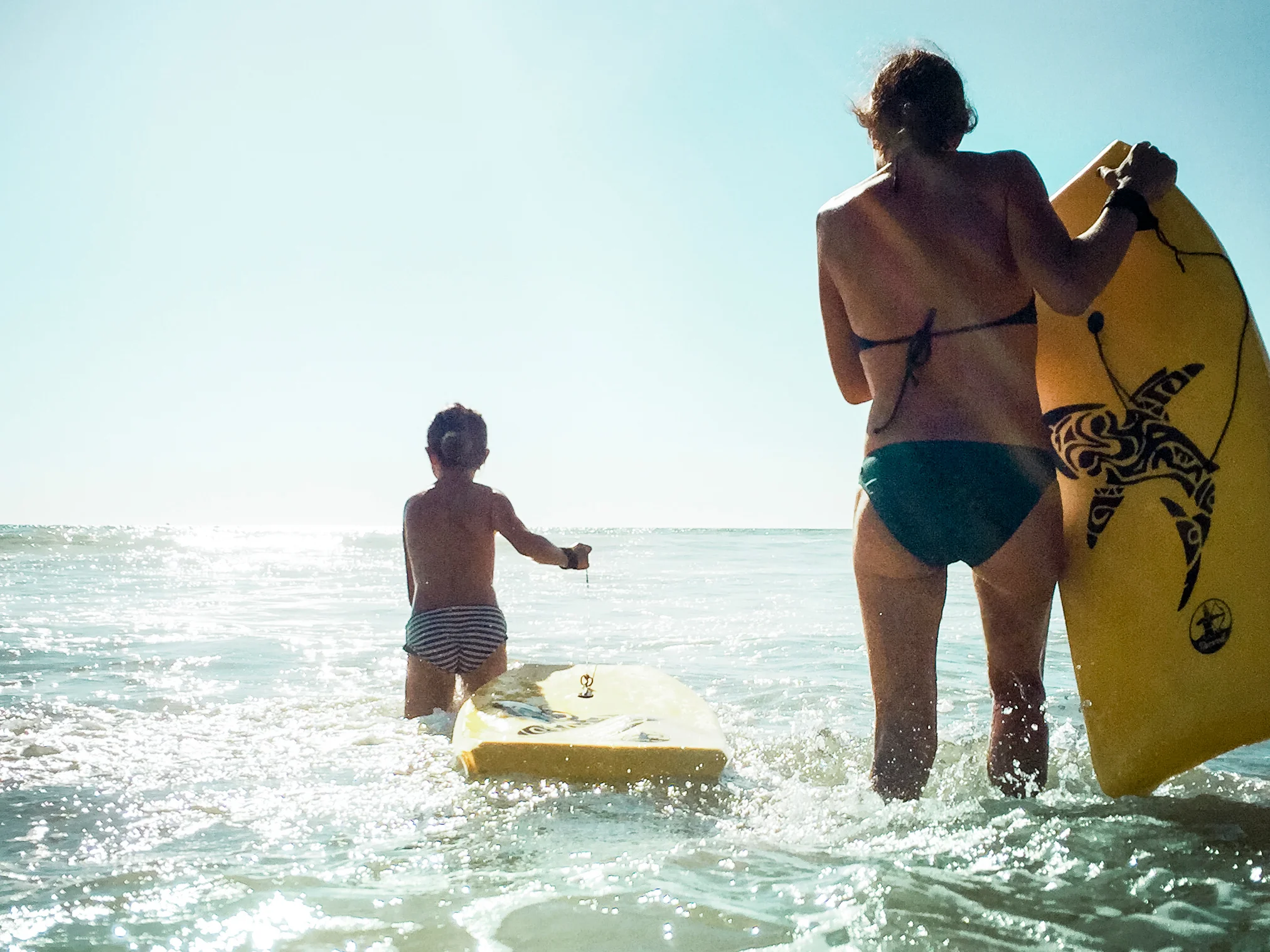 Mutter mit Kind und Boogieboard · Hotelshooting Aldiana Andalusien (Copy)