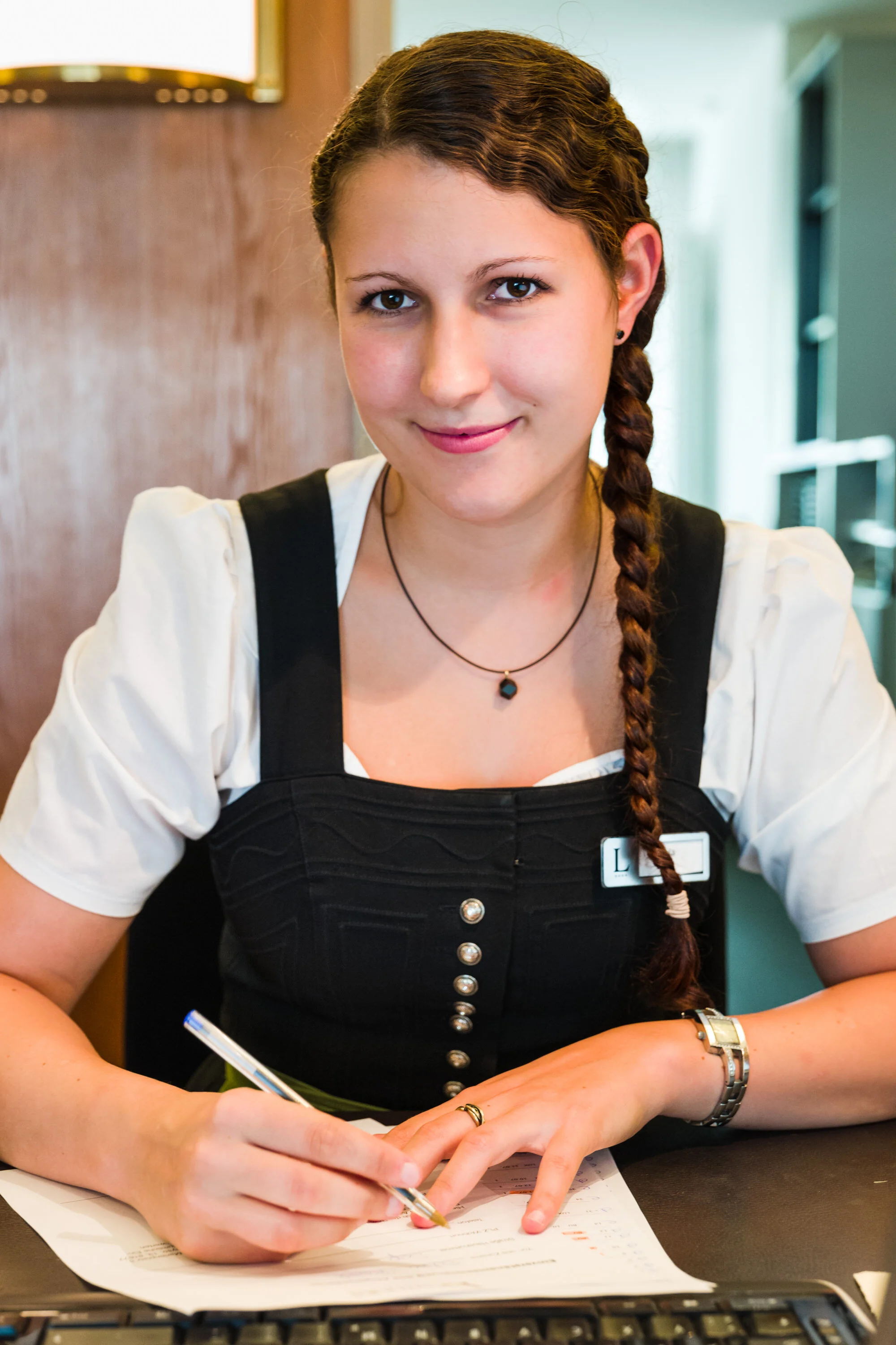 Mitarbeiterportrait Empfang · Romantik Hotel Lindner (Copy)