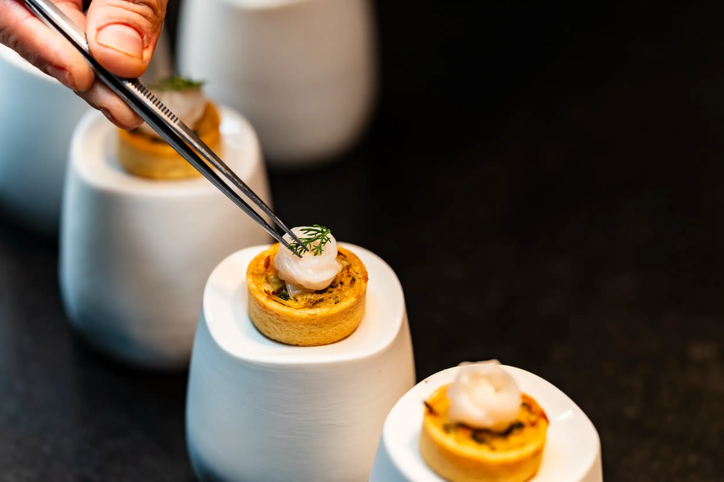 Plating im Fine Dining Restaurant Stahl · Zwiebelkuchen und Speck · Portrait und Reportage Fotografie Winzerhof Stahl, Auernhofen ©Frogfisher Photographers Hamburg München, Stuttgart · Peter Aldag  · Fotograf für Hotel, Gastronomie, Still Life, Food,