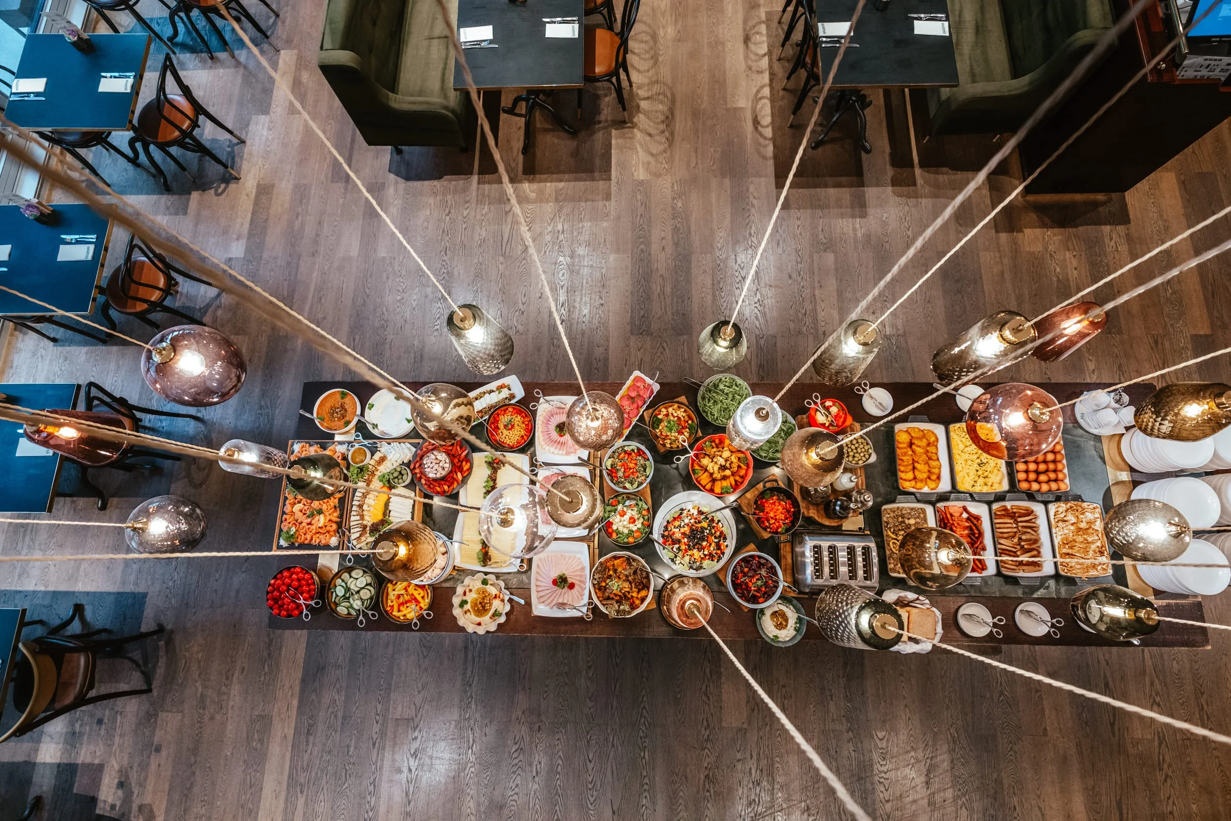 Aufsicht Frühstücksbuffet im Restaurant Eugen21 · Hyatt Regency Vienna 