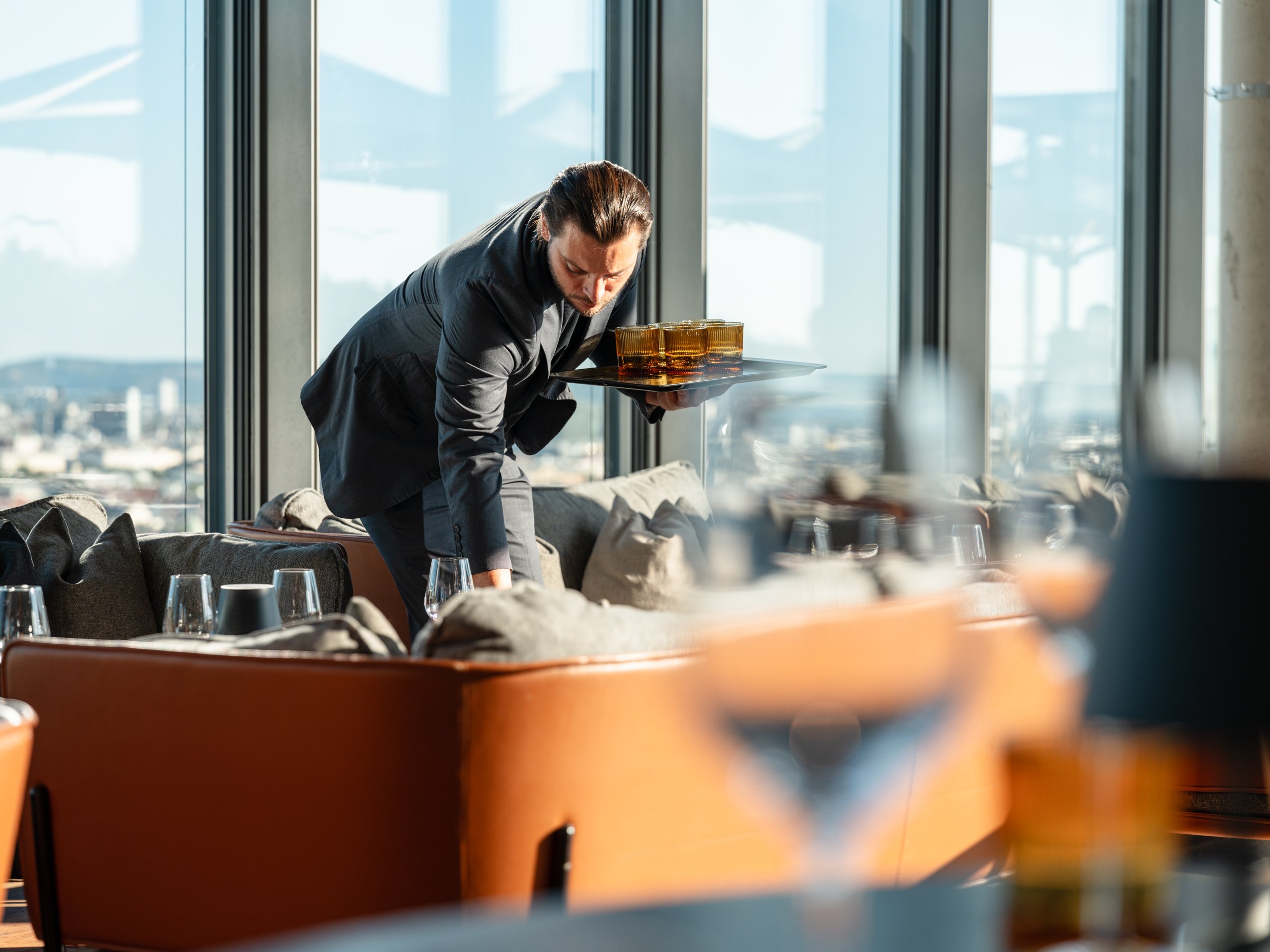 Service im Rooftop-Restaurant & Bar Aurora · Hyatt Regency Vienna 